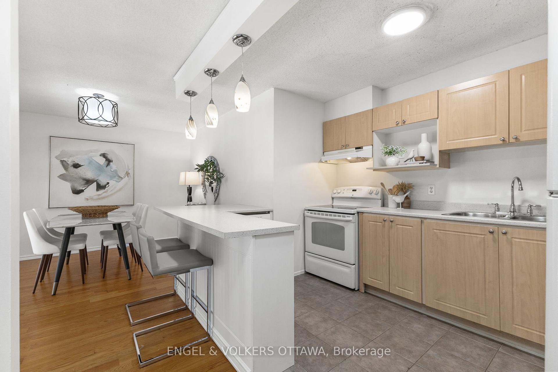 Photo 9 of 202 Royalton Private, Ottawa, Hunt Club Woods — HOMEH
