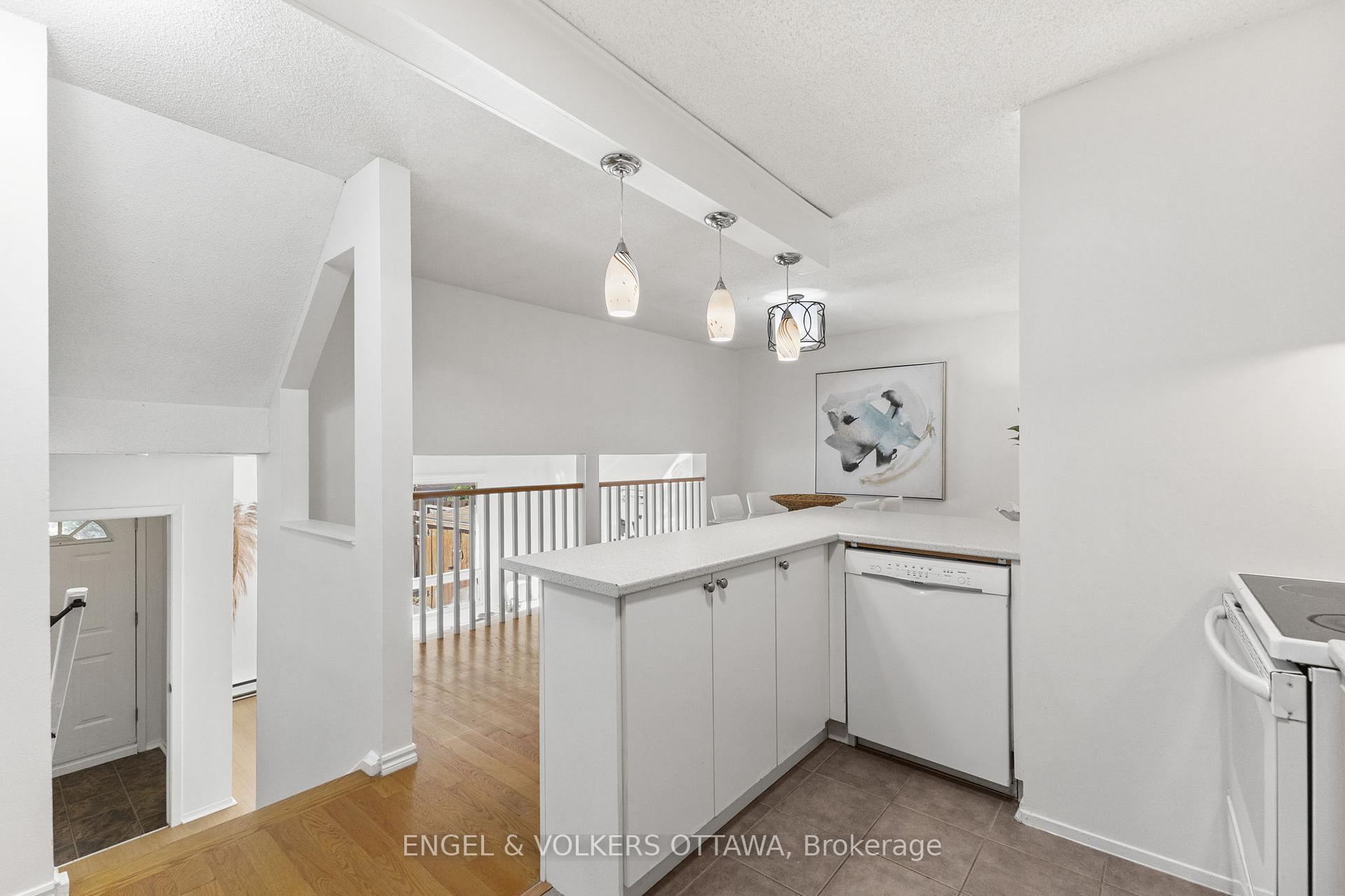Photo 10 of 202 Royalton Private, Ottawa, Hunt Club Woods — HOMEH