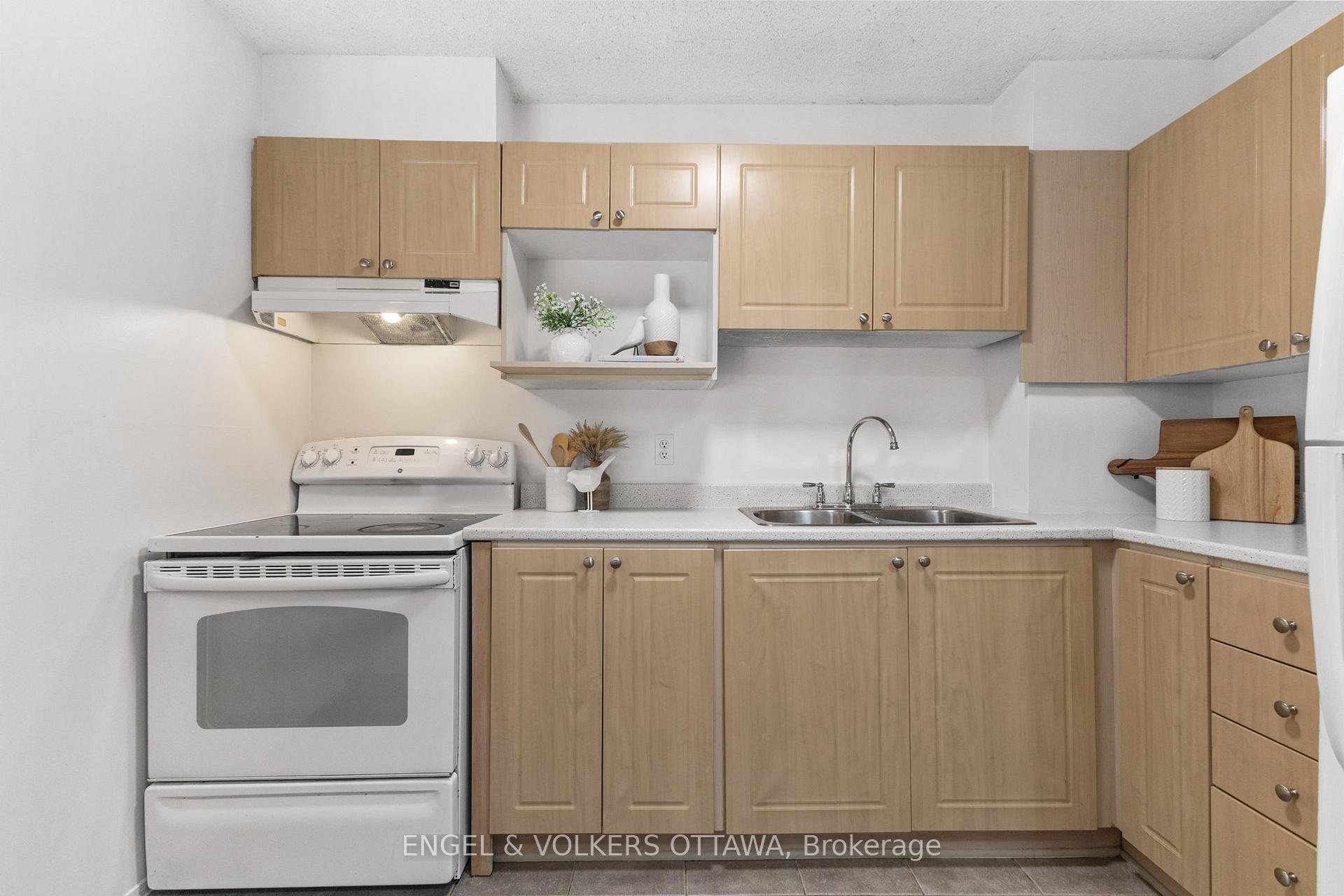 Photo 11 of 202 Royalton Private, Ottawa, Hunt Club Woods — HOMEH