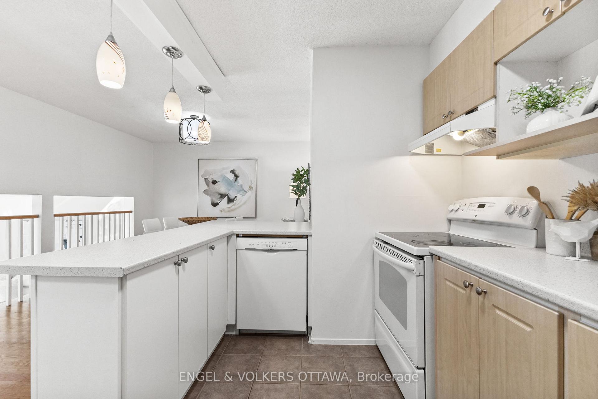 Photo 12 of 202 Royalton Private, Ottawa, Hunt Club Woods — HOMEH
