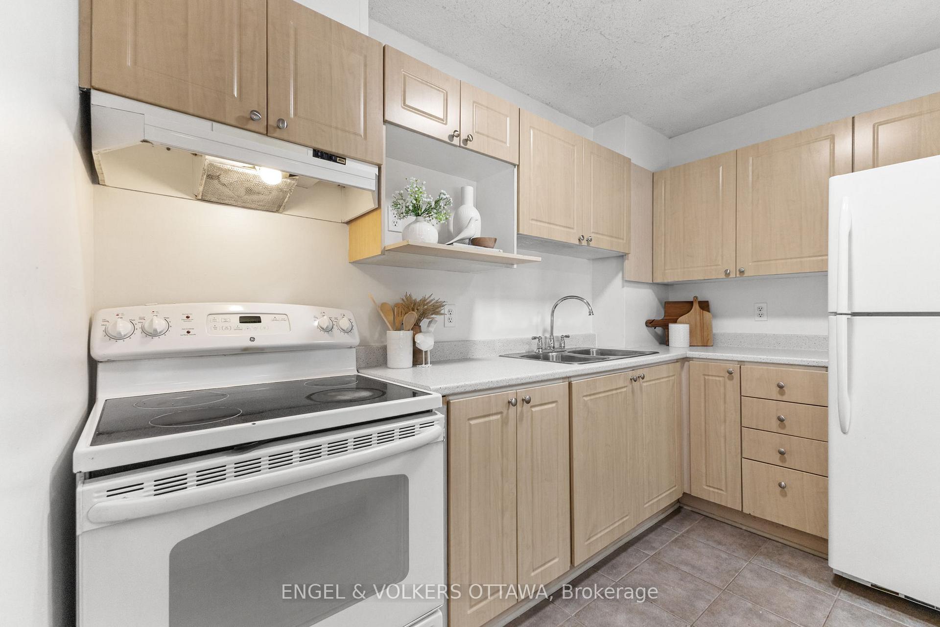 Photo 13 of 202 Royalton Private, Ottawa, Hunt Club Woods — HOMEH