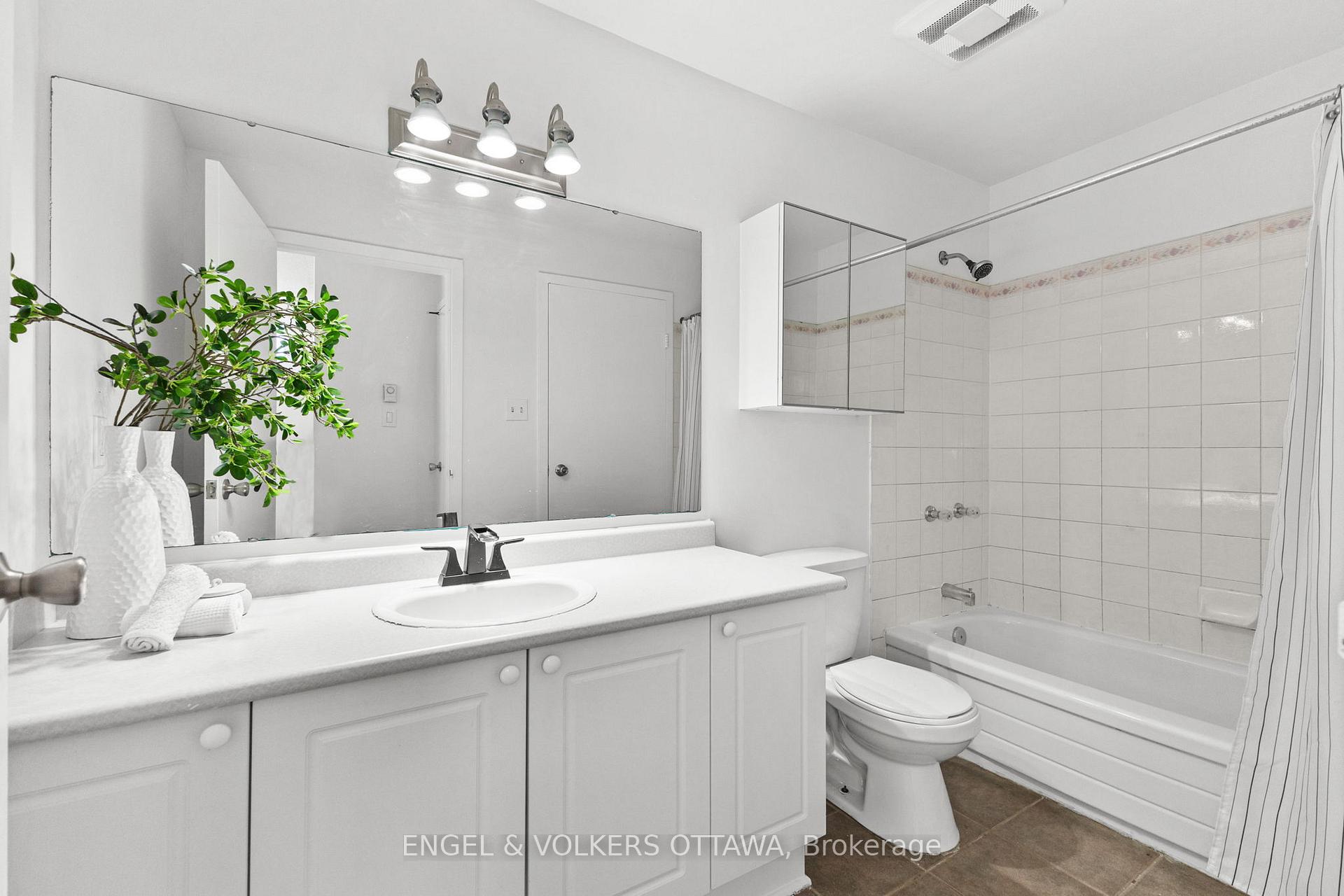 Photo 22 of 202 Royalton Private, Ottawa, Hunt Club Woods — HOMEH