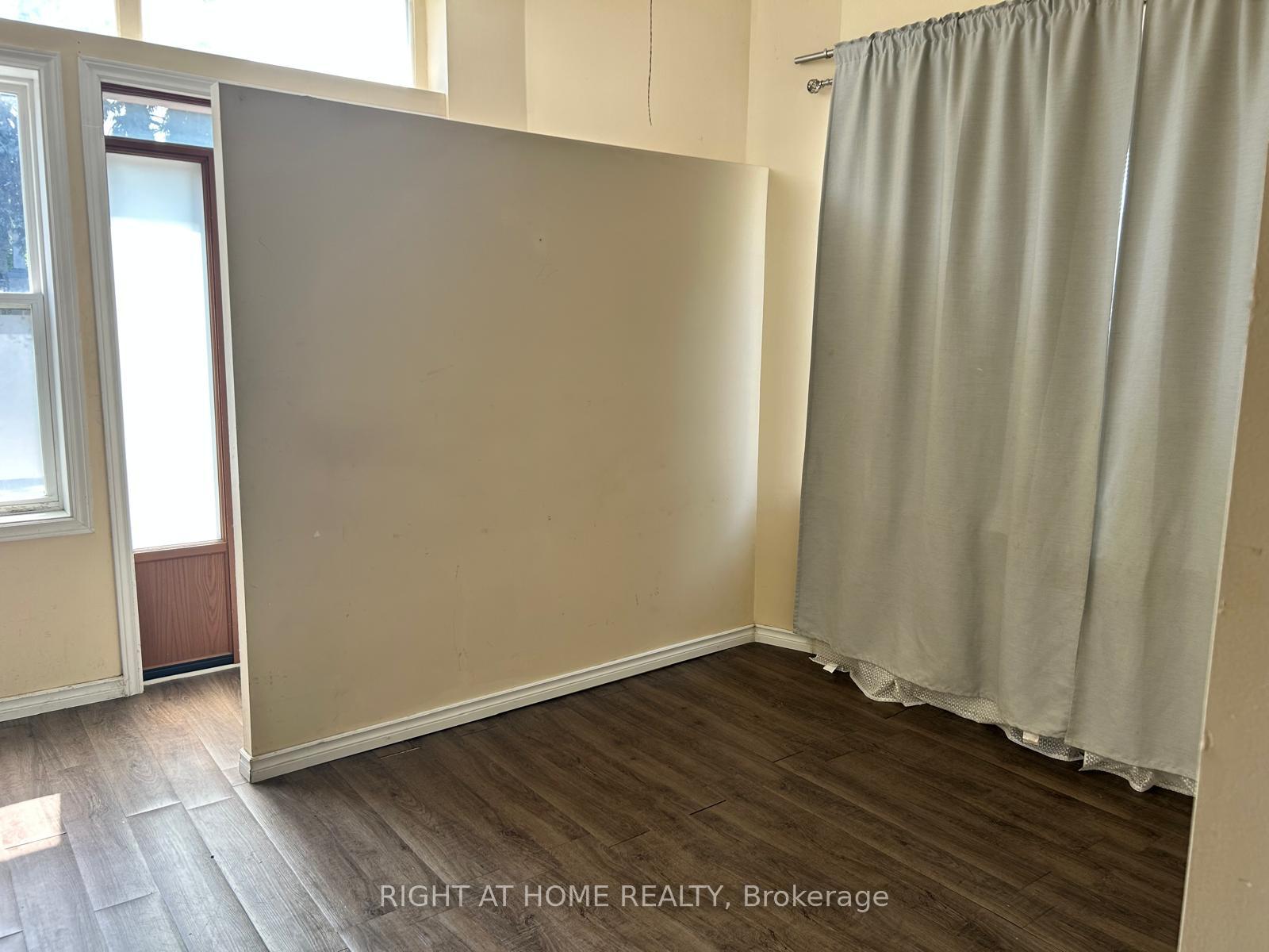 Photo 4 of 131 Chisholm Avenue, Toronto, Woodbine-Lumsden — HOMEH