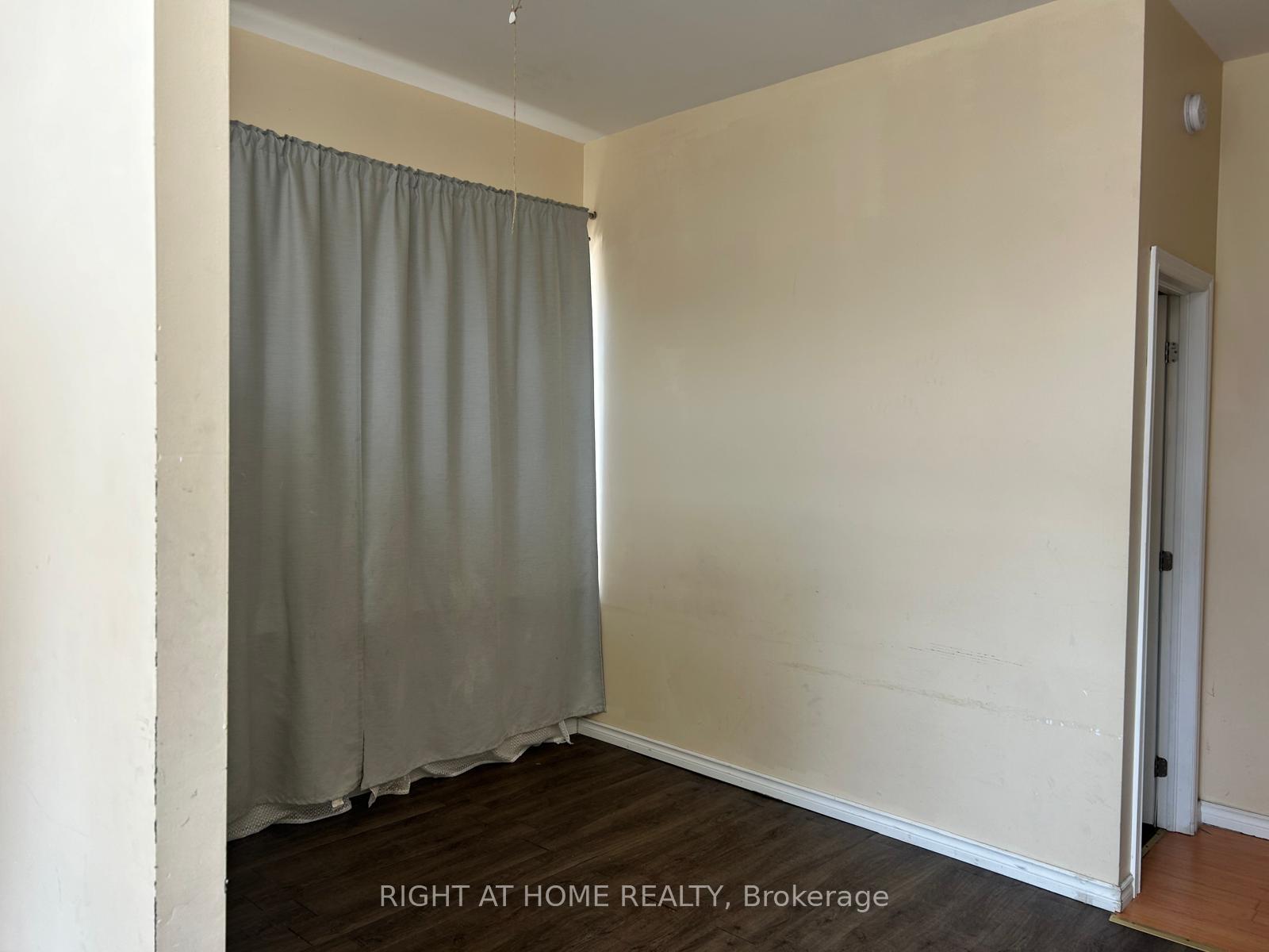 Photo 2 of 131 Chisholm Avenue, Toronto, Woodbine-Lumsden — HOMEH