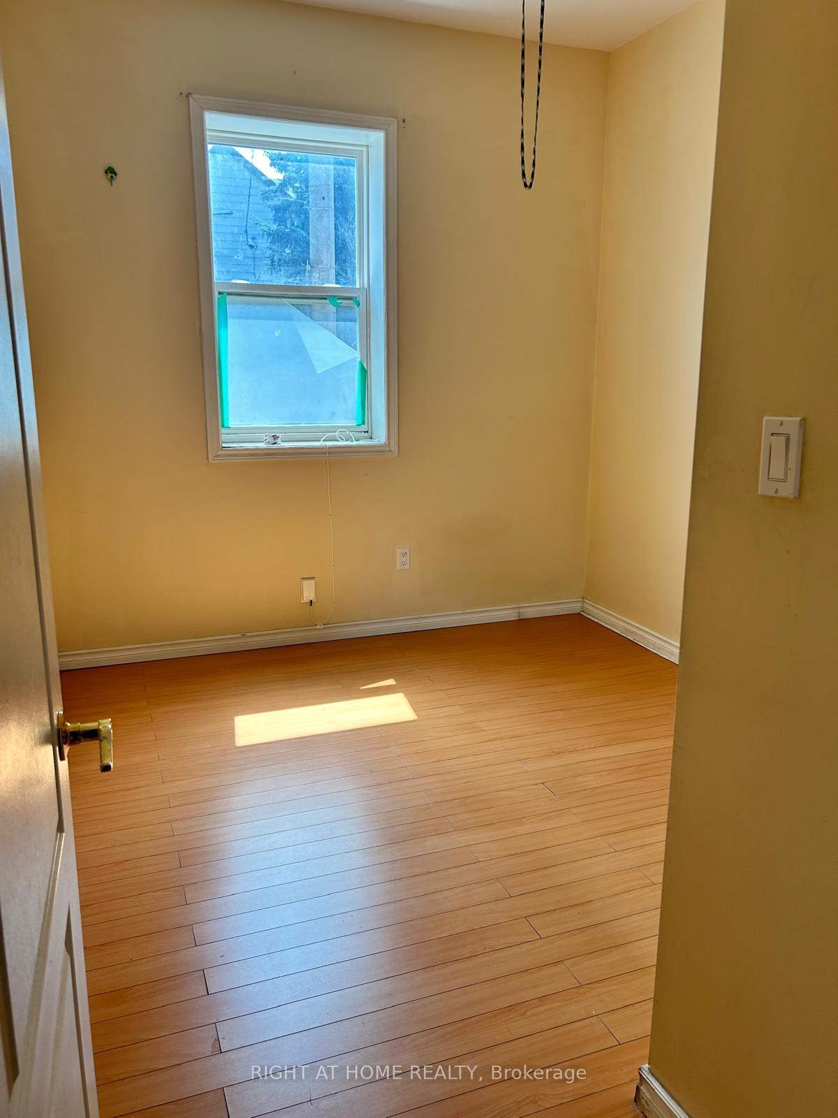 Photo 13 of 131 Chisholm Avenue, Toronto, Woodbine-Lumsden — HOMEH