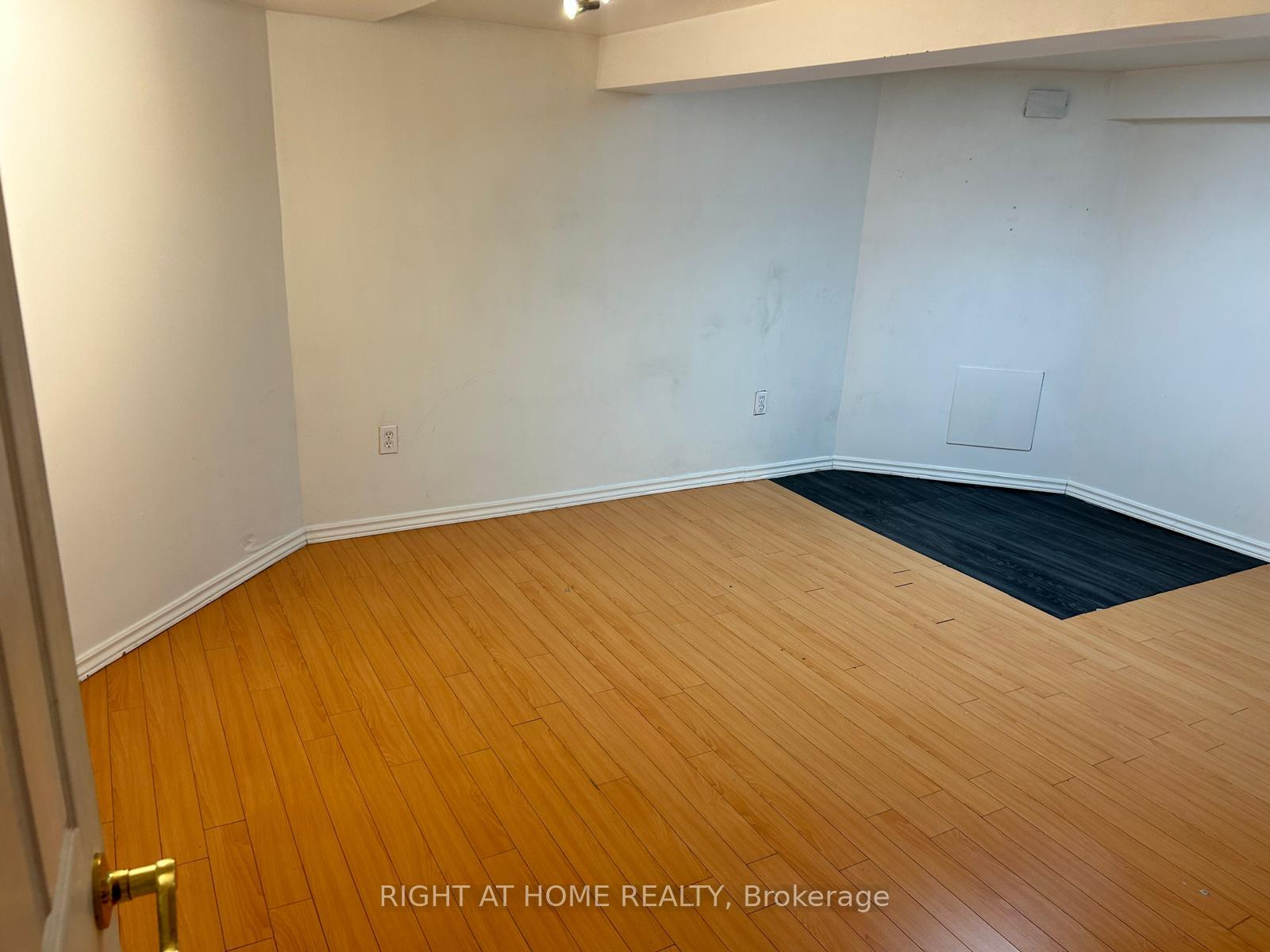 Photo 5 of 131 Chisholm Avenue, Toronto, Woodbine-Lumsden — HOMEH