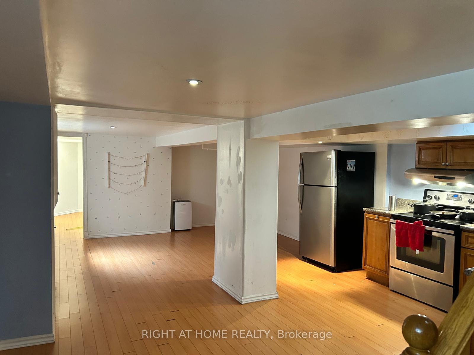 Photo 10 of 131 Chisholm Avenue, Toronto, Woodbine-Lumsden — HOMEH