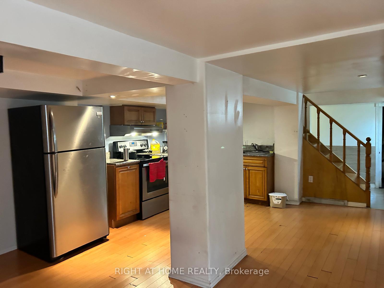 Photo 15 of 131 Chisholm Avenue, Toronto, Woodbine-Lumsden — HOMEH