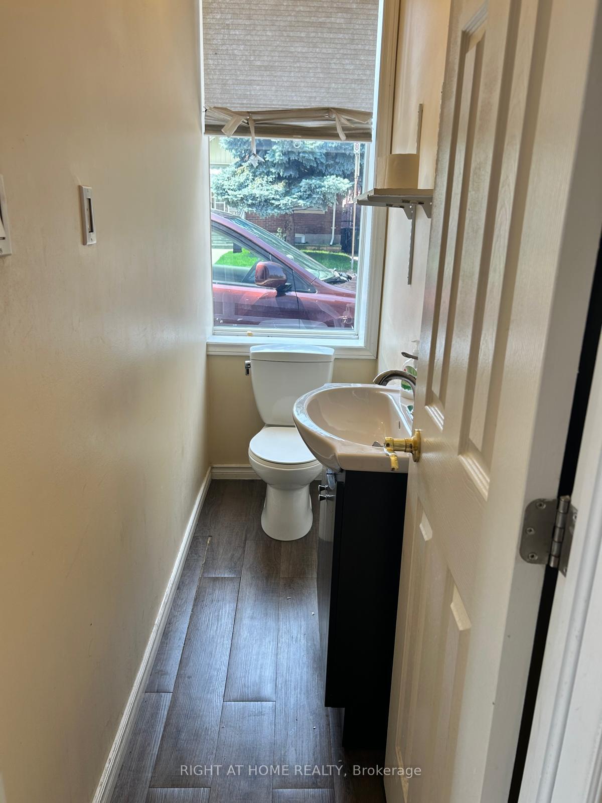 Photo 16 of 131 Chisholm Avenue, Toronto, Woodbine-Lumsden — HOMEH