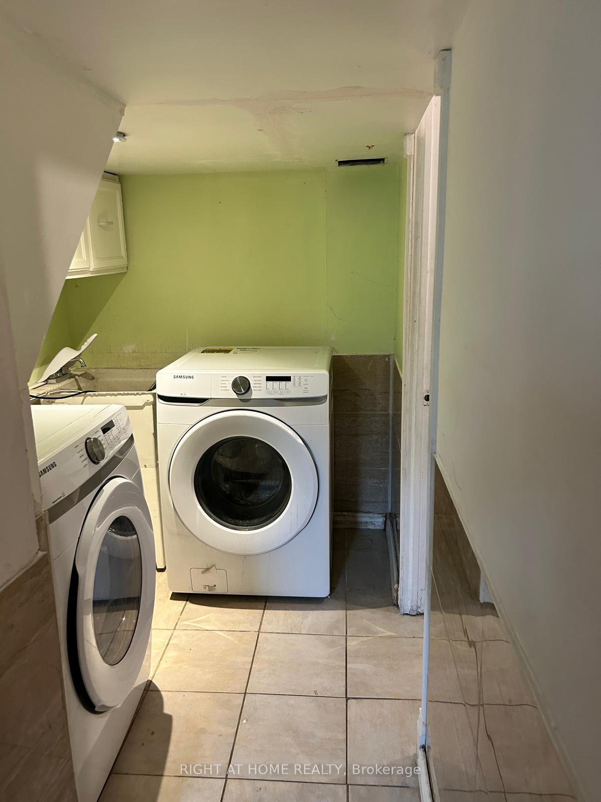 Photo 11 of 131 Chisholm Avenue, Toronto, Woodbine-Lumsden — HOMEH