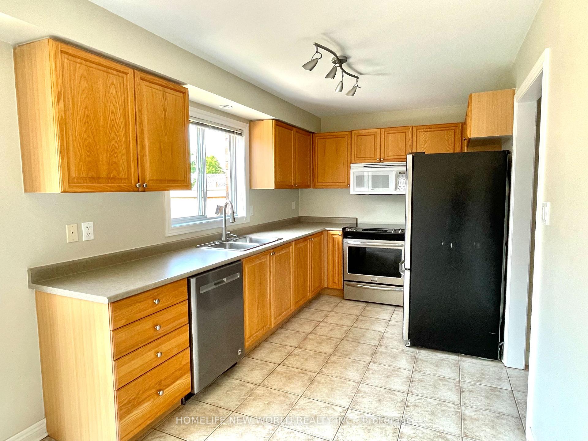 Photo 4 of 98 Thrushwood Drive, Barrie, Holly — HOMEH