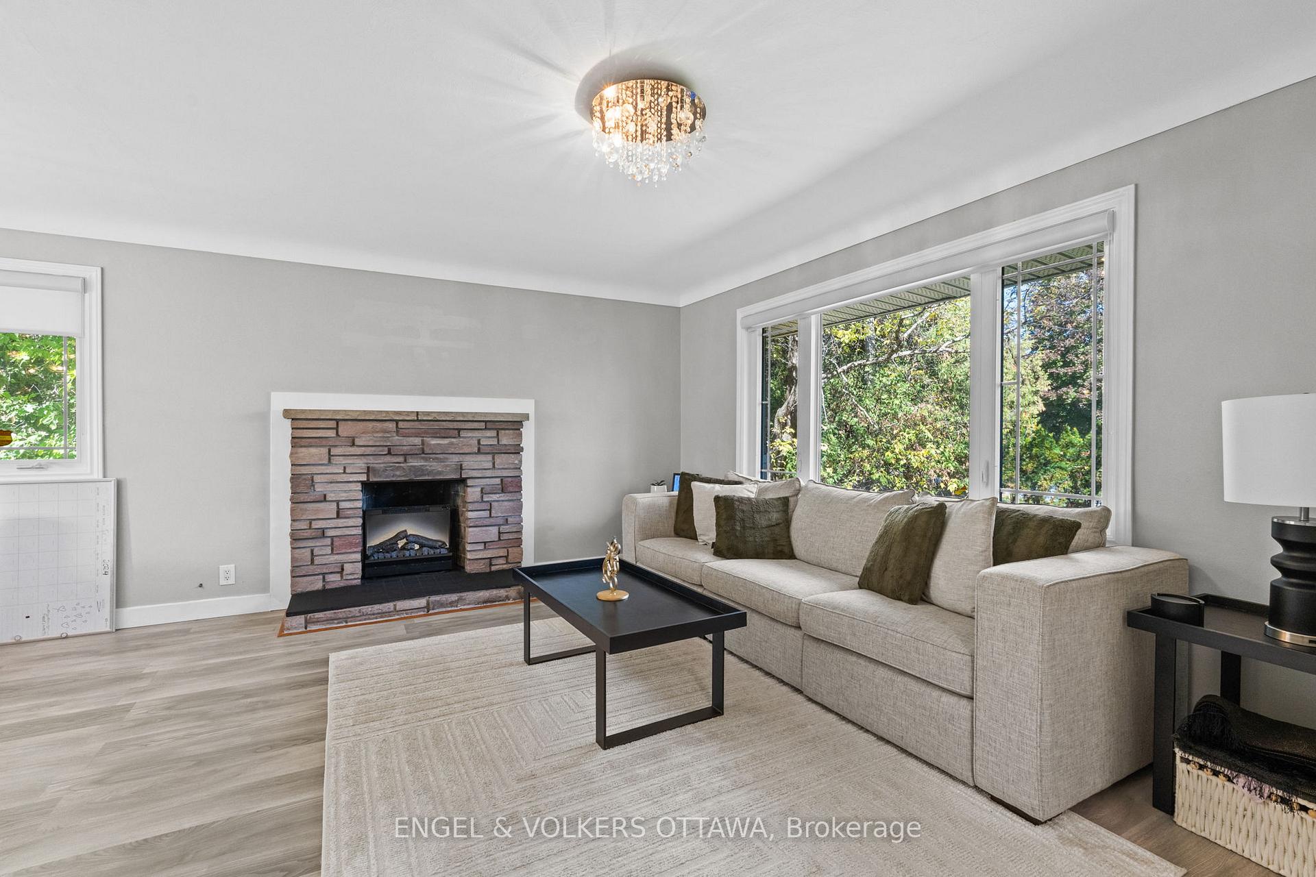 Photo 4 of 43 Cordova Street, Ottawa, Meadowlands/St. Claire Gardens — HOMEH