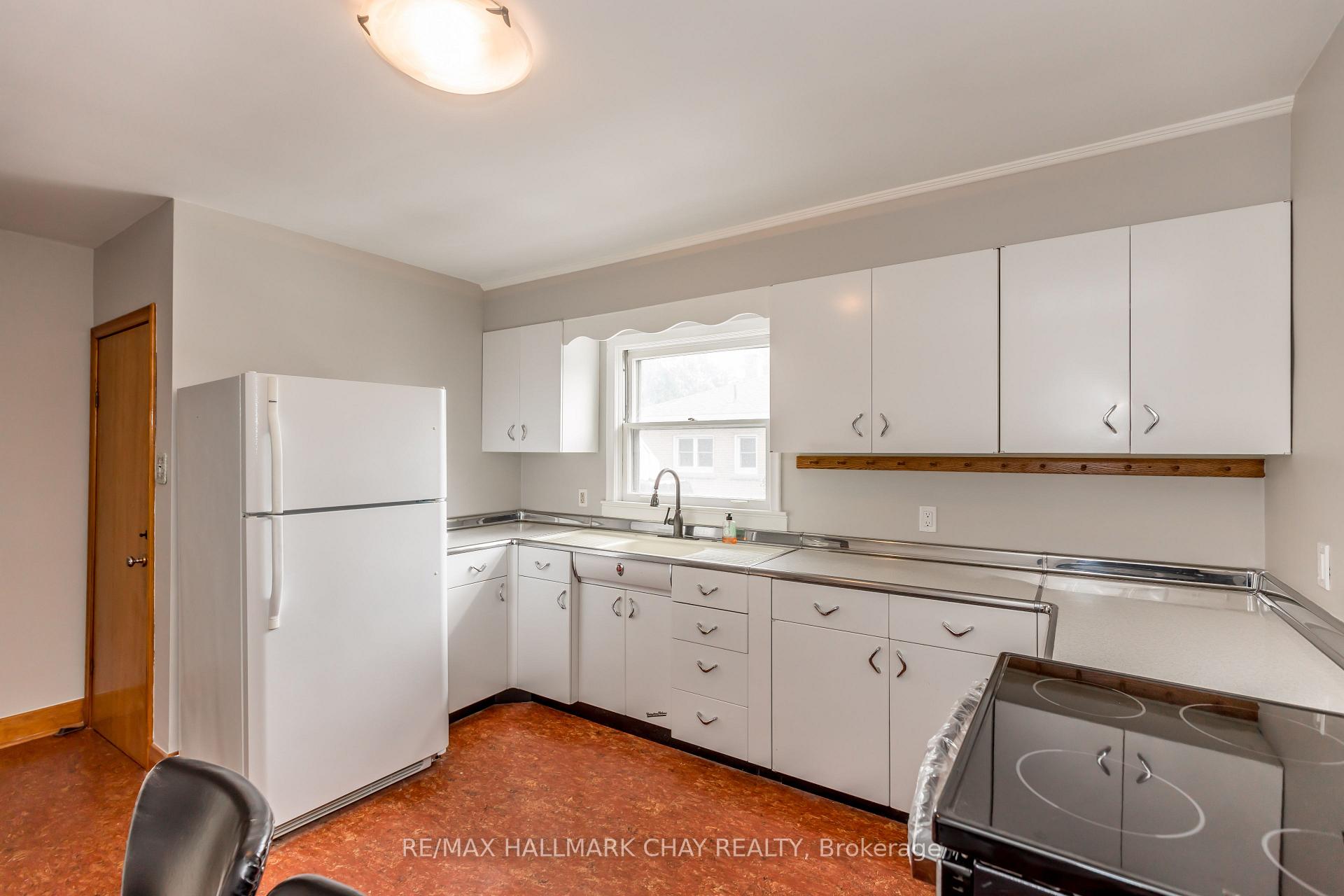 Photo 3 of 81 Eccles Street N, Barrie, Lakeshore — HOMEH