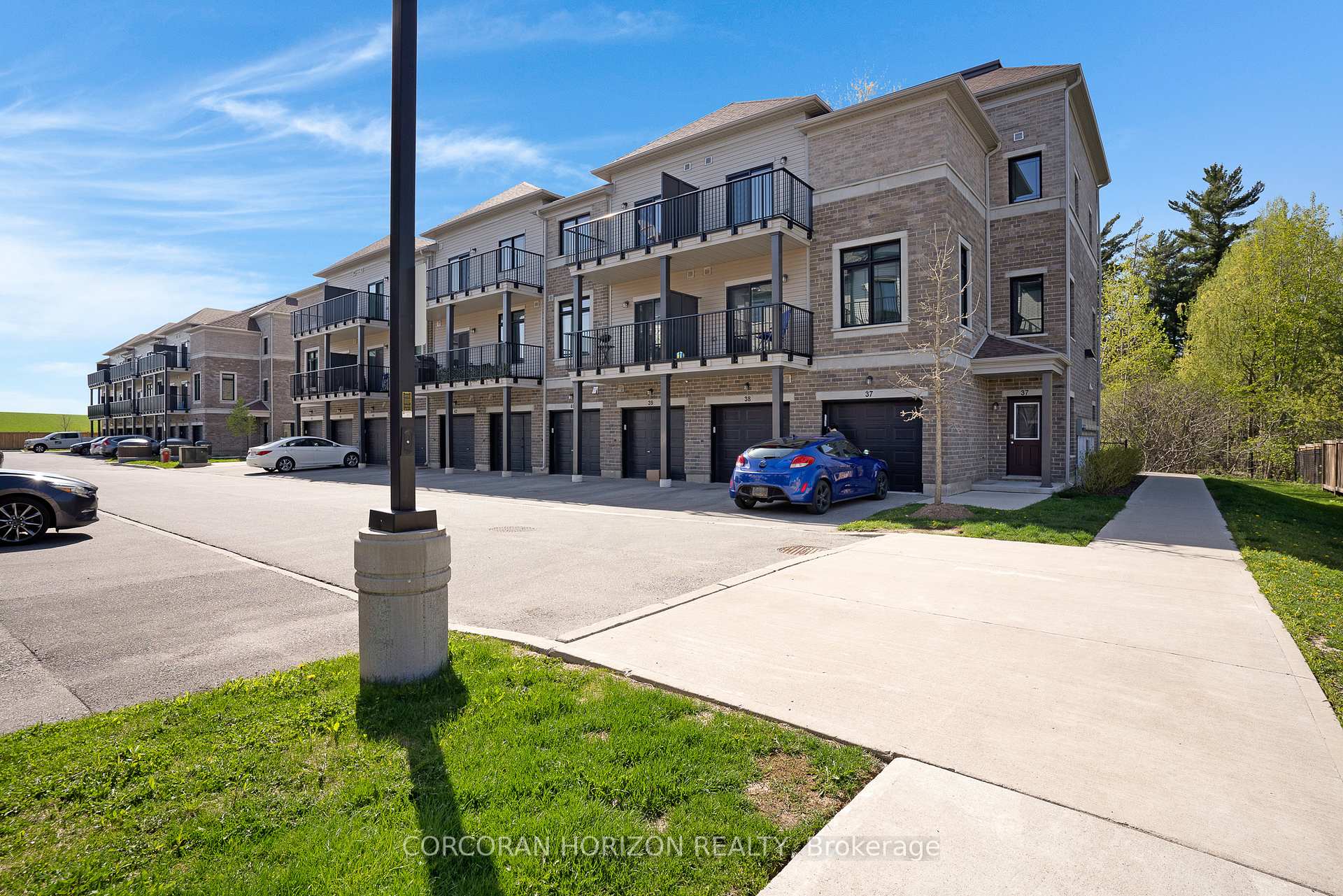 Photo 3 of Unit 39, 107 Westra Drive, Guelph, Willow West/Sugarbush/West Acres — HOMEH