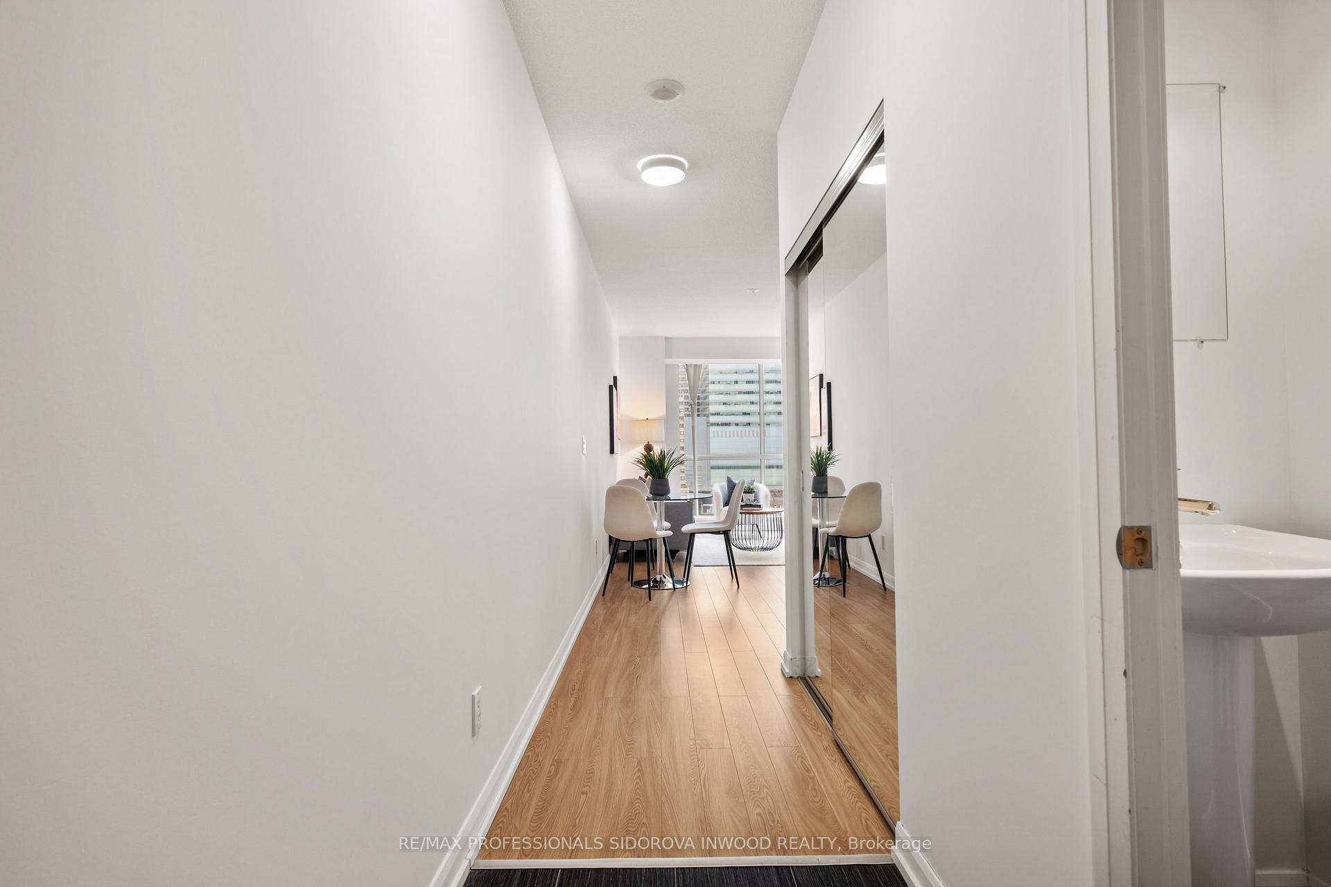 Photo 3 of Unit 1505, 111 Elizabeth Street, Toronto, Bay Street Corridor — HOMEH