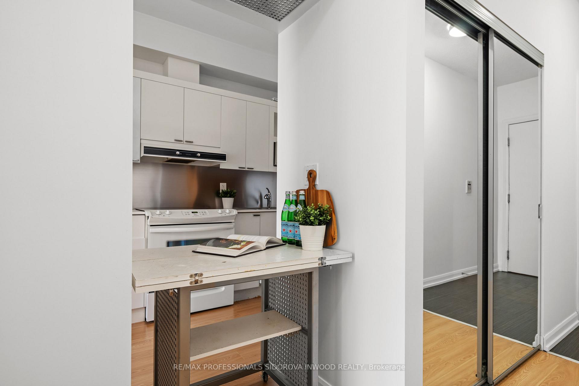 Photo 2 of Unit 1505, 111 Elizabeth Street, Toronto, Bay Street Corridor — HOMEH