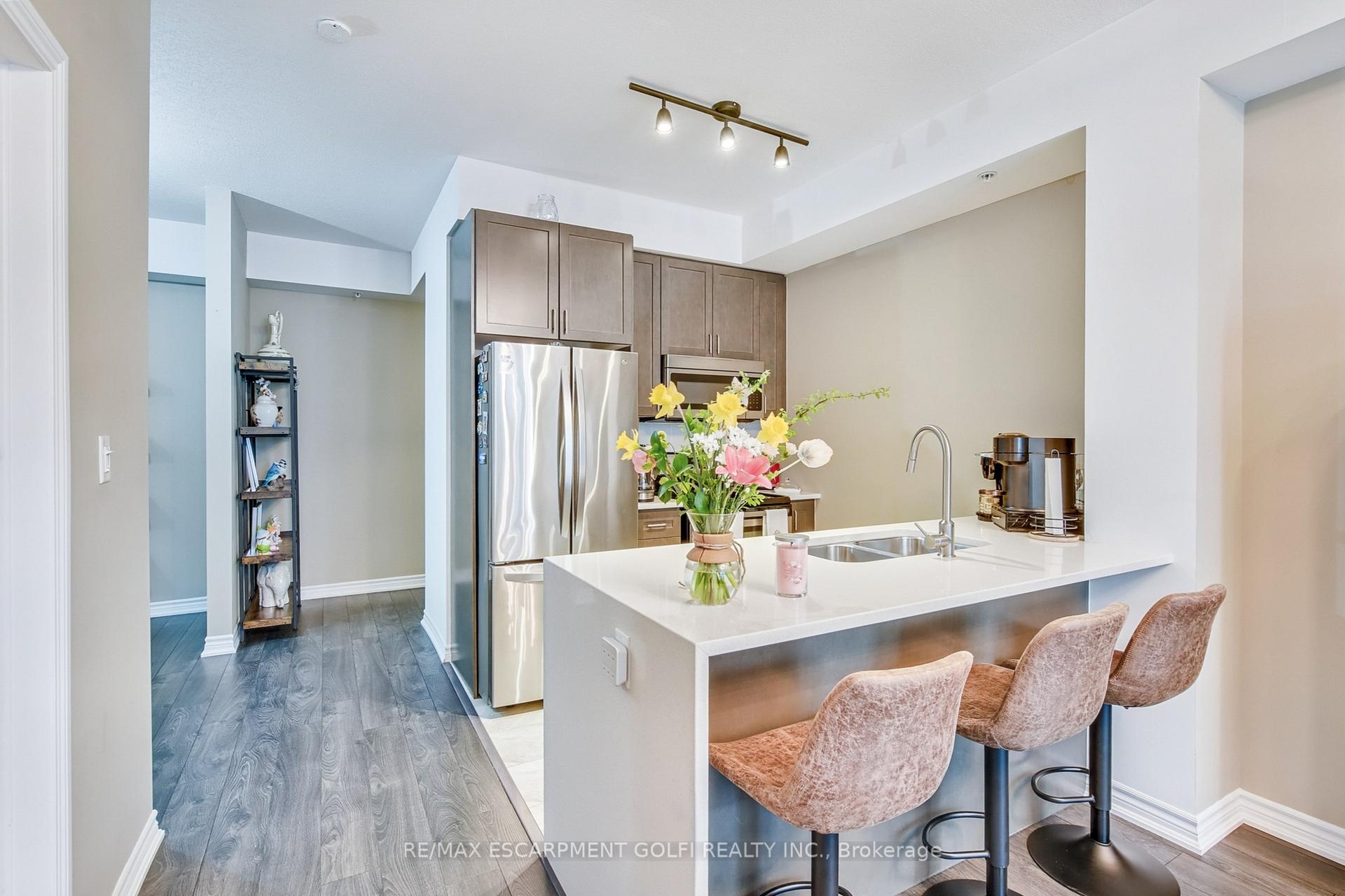 Photo 3 of Unit 810, 85 Robinson Street, Hamilton, Durand — HOMEH