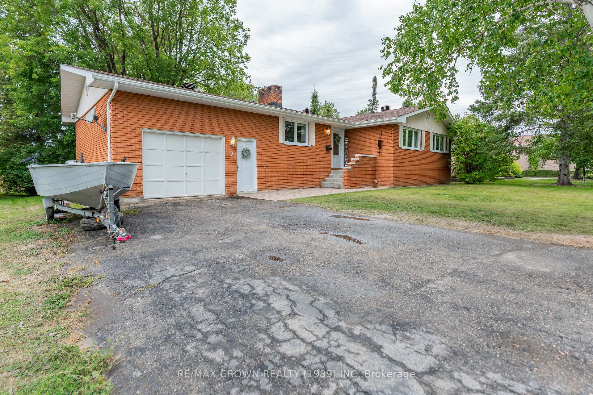 Photo 2 of 7 Sussex Place, Kapuskasing — HOMEH