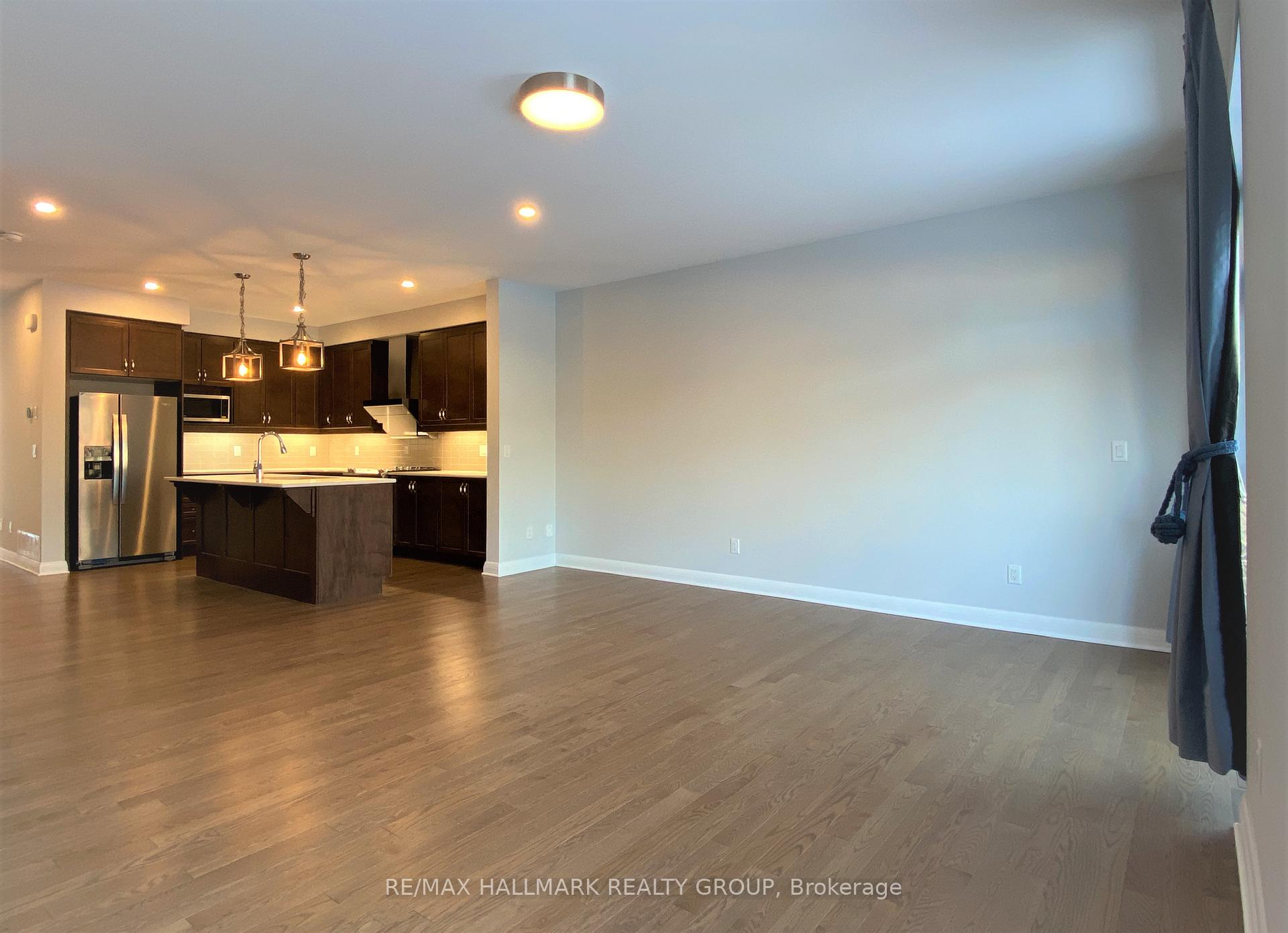 Photo 10 of 515 Pimiwidon Street, Ottawa, CFB Rockcliffe and Area — HOMEH
