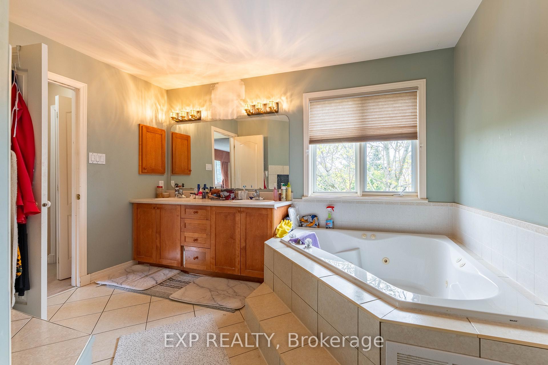 Photo 34 of 57 Craighall Circle, Ottawa, Hunt Club Park/Greenboro — HOMEH