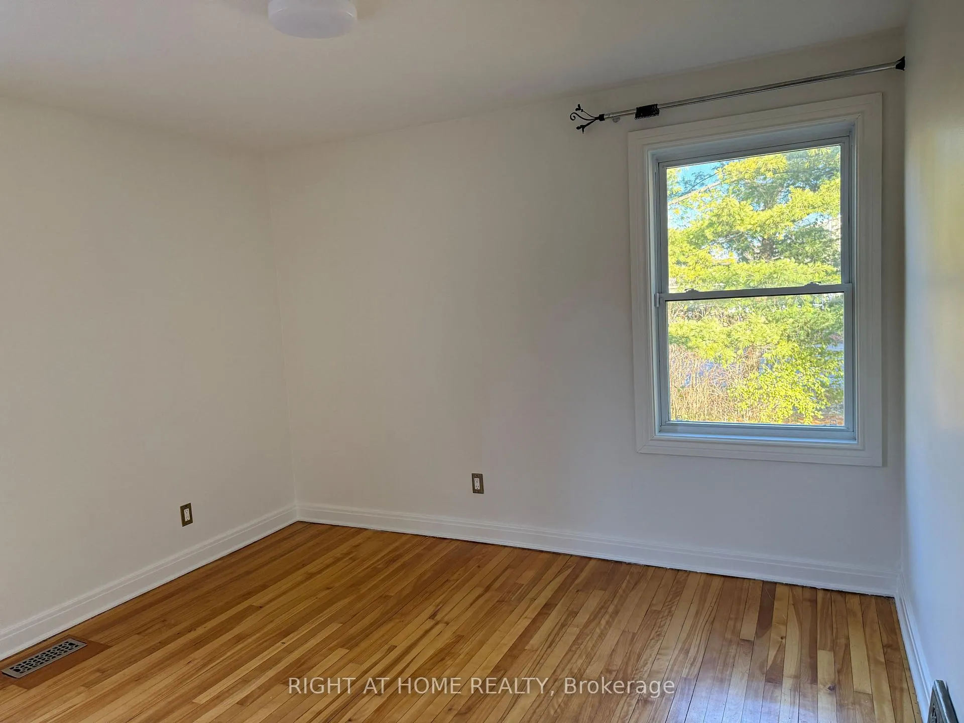 Photo 4 of 97 Rita Avenue, Ottawa, Meadowlands/St. Claire Gardens — HOMEH