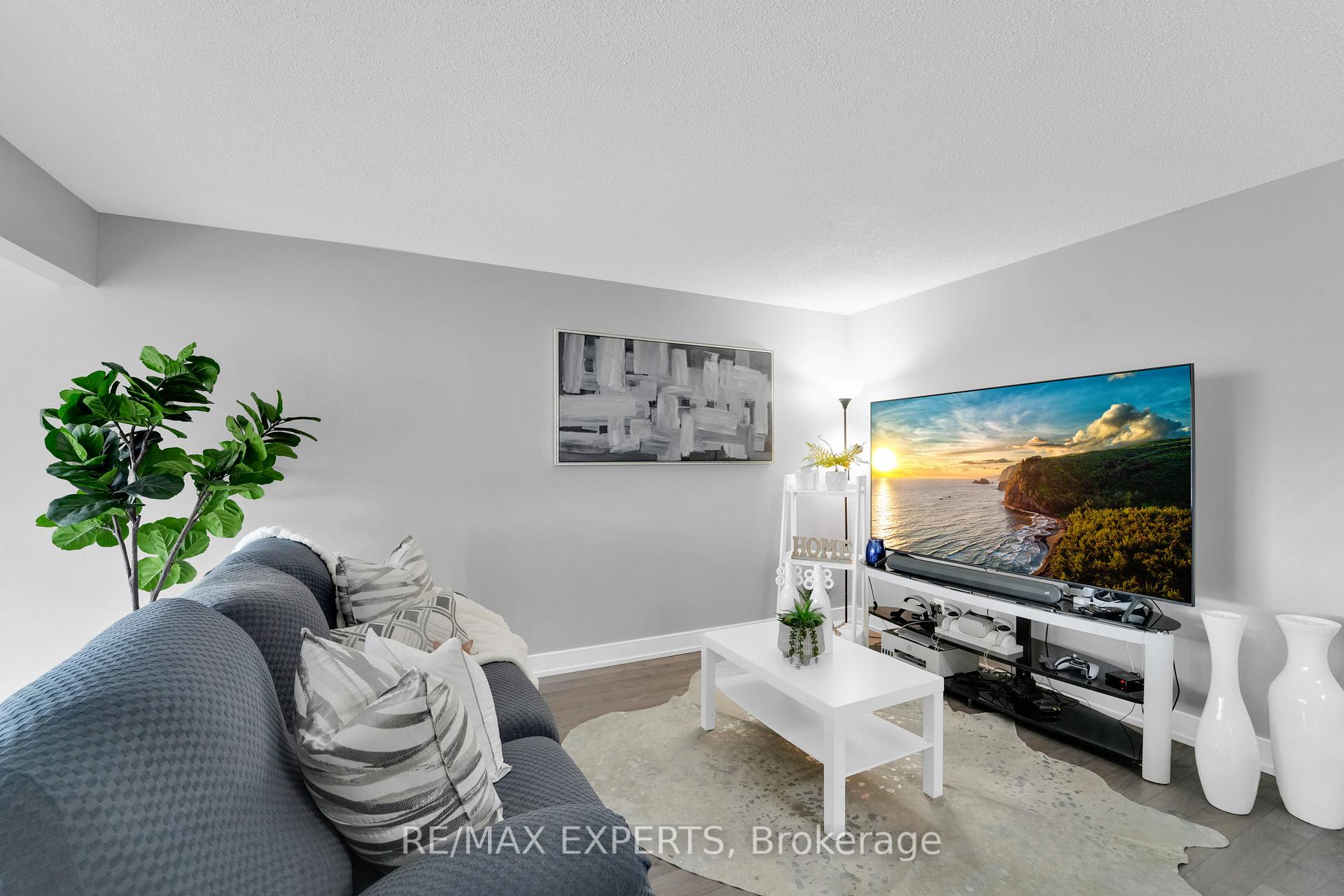 Photo 3 of Unit 404, 61 Markbrook Lane, Etobicoke, Mount Olive-Silverstone-Jamestown — HOMEH