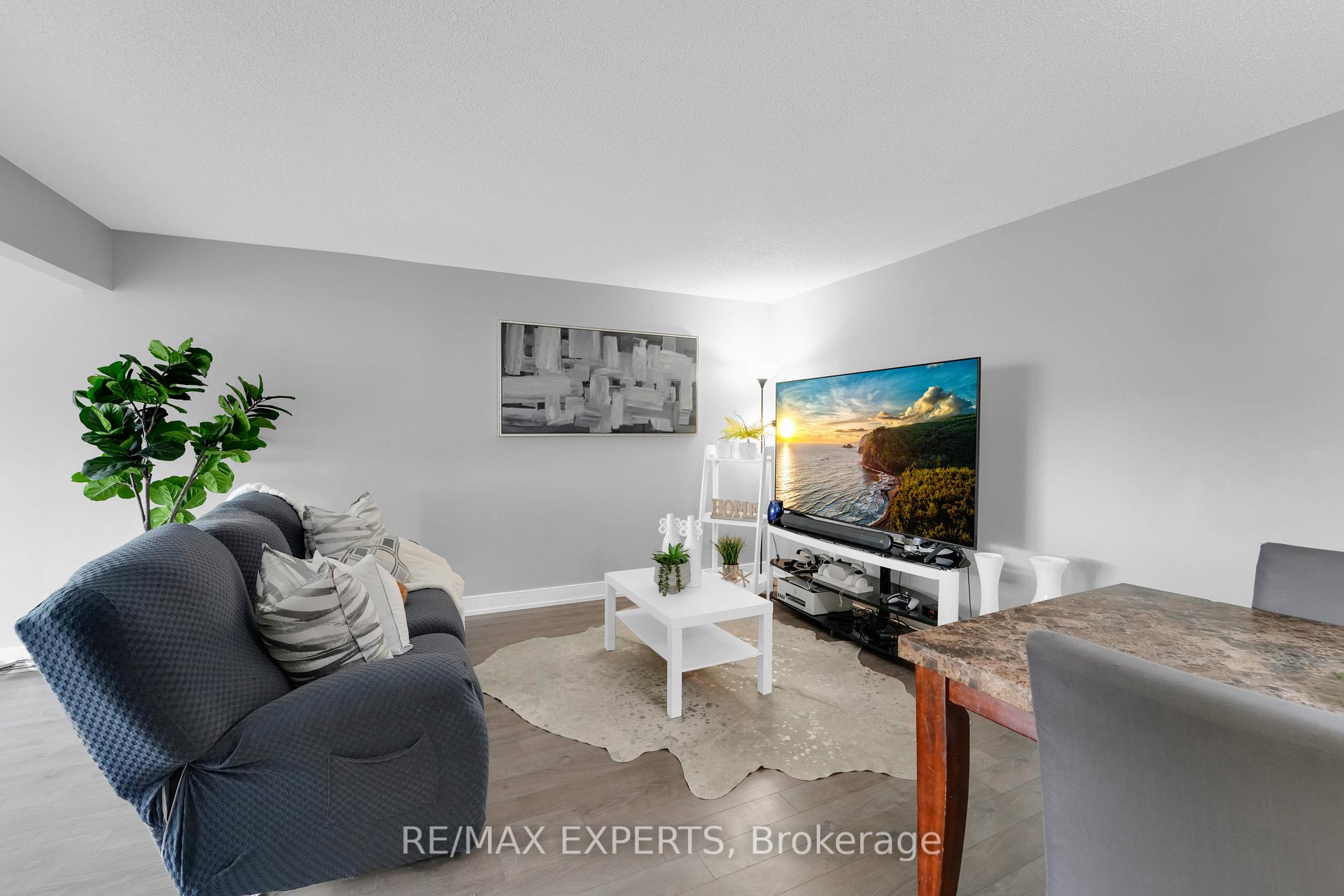Photo 4 of Unit 404, 61 Markbrook Lane, Etobicoke, Mount Olive-Silverstone-Jamestown — HOMEH