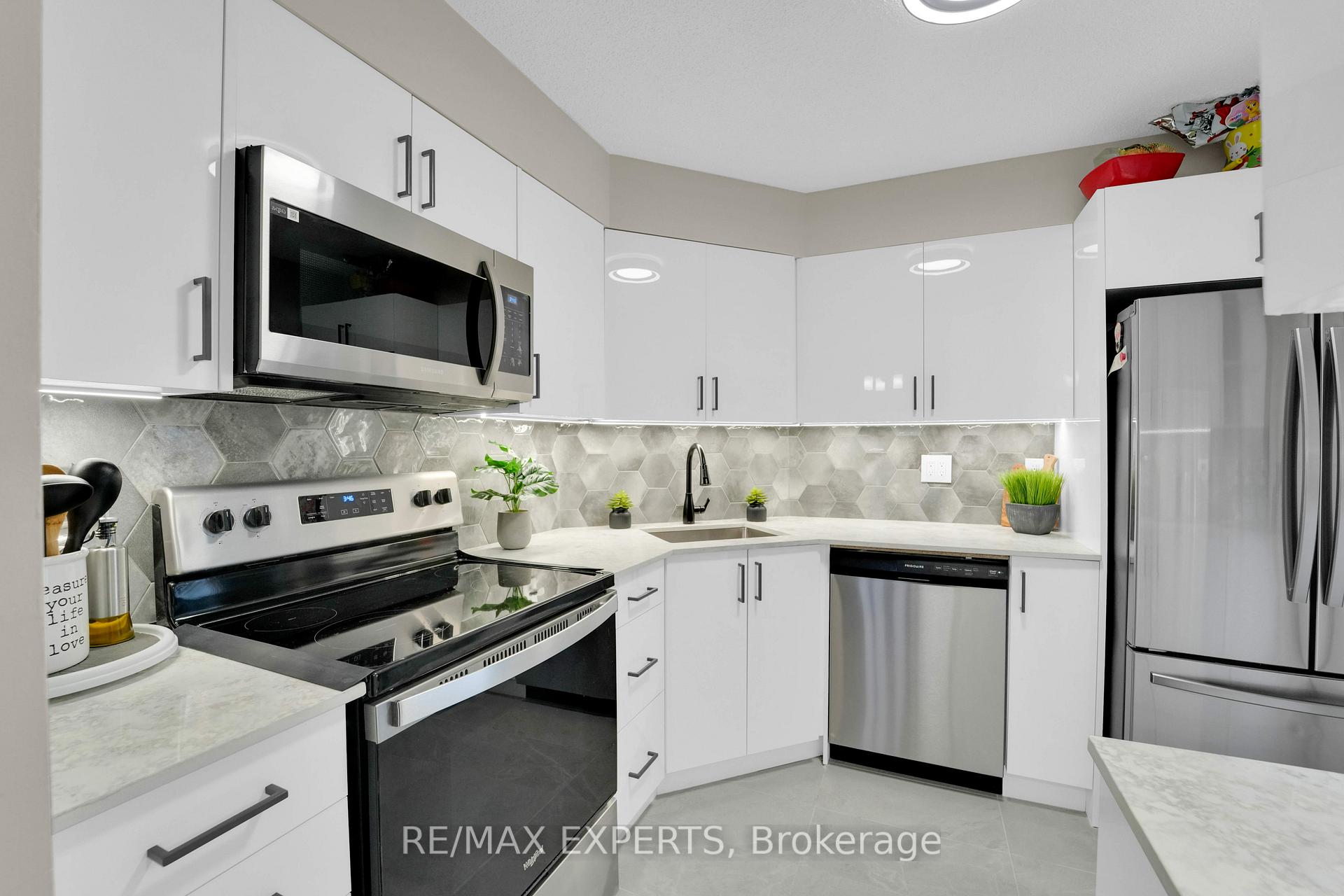 Photo 5 of Unit 404, 61 Markbrook Lane, Etobicoke, Mount Olive-Silverstone-Jamestown — HOMEH