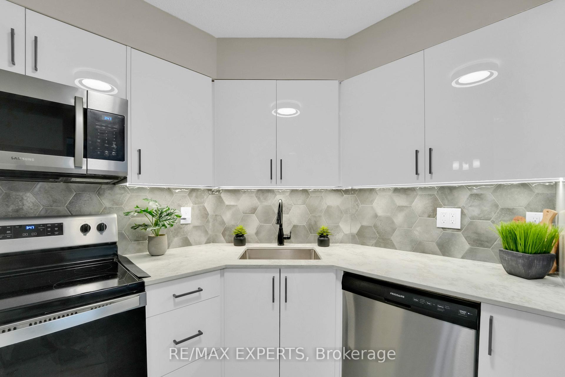 Photo 14 of Unit 404, 61 Markbrook Lane, Etobicoke, Mount Olive-Silverstone-Jamestown — HOMEH