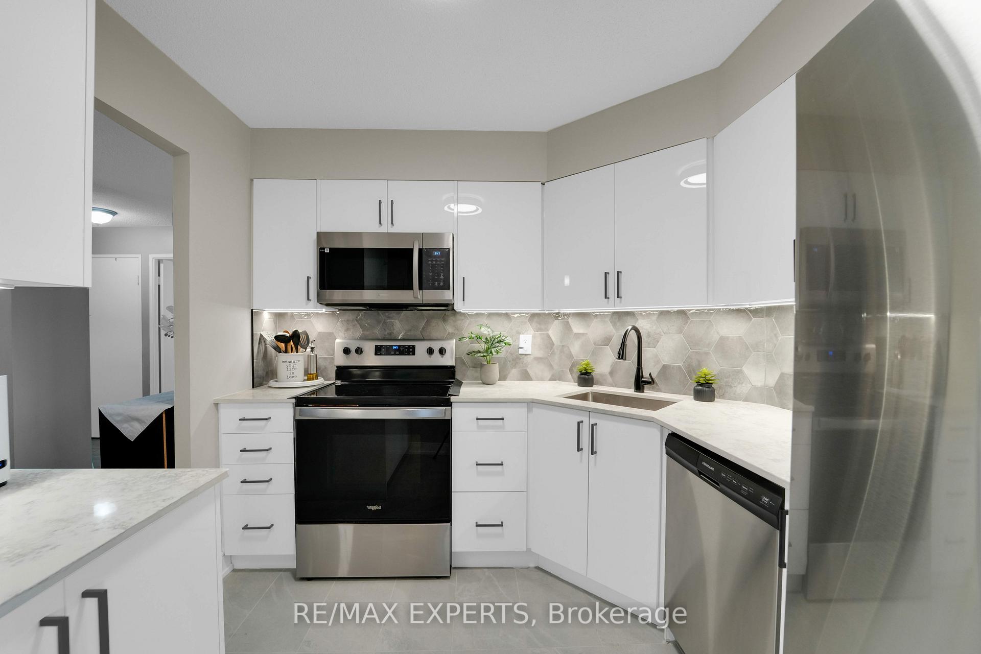 Photo 32 of Unit 404, 61 Markbrook Lane, Etobicoke, Mount Olive-Silverstone-Jamestown — HOMEH