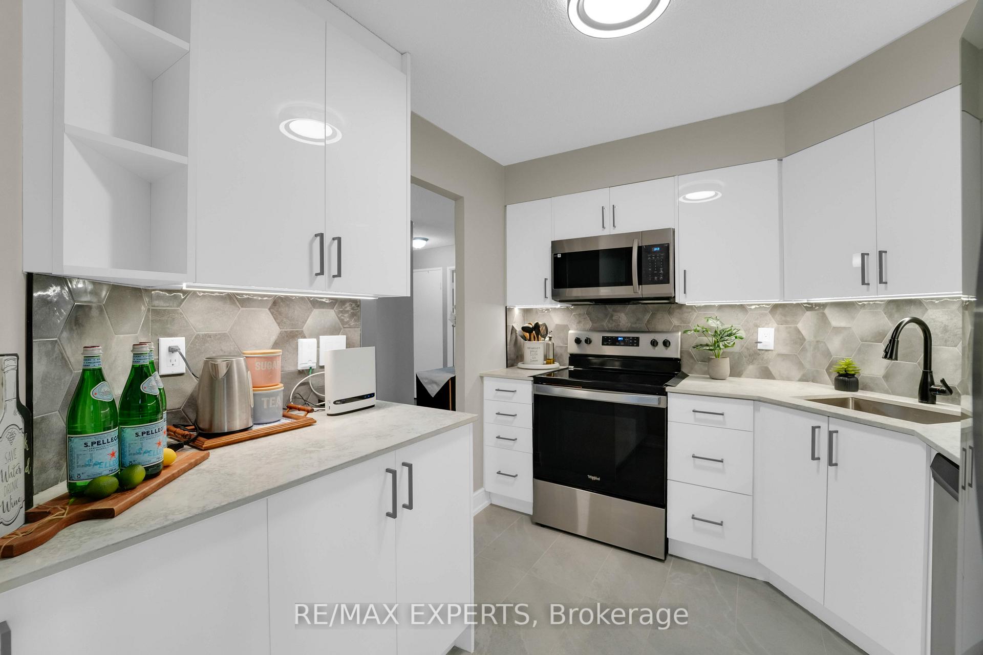 Photo 15 of Unit 404, 61 Markbrook Lane, Etobicoke, Mount Olive-Silverstone-Jamestown — HOMEH