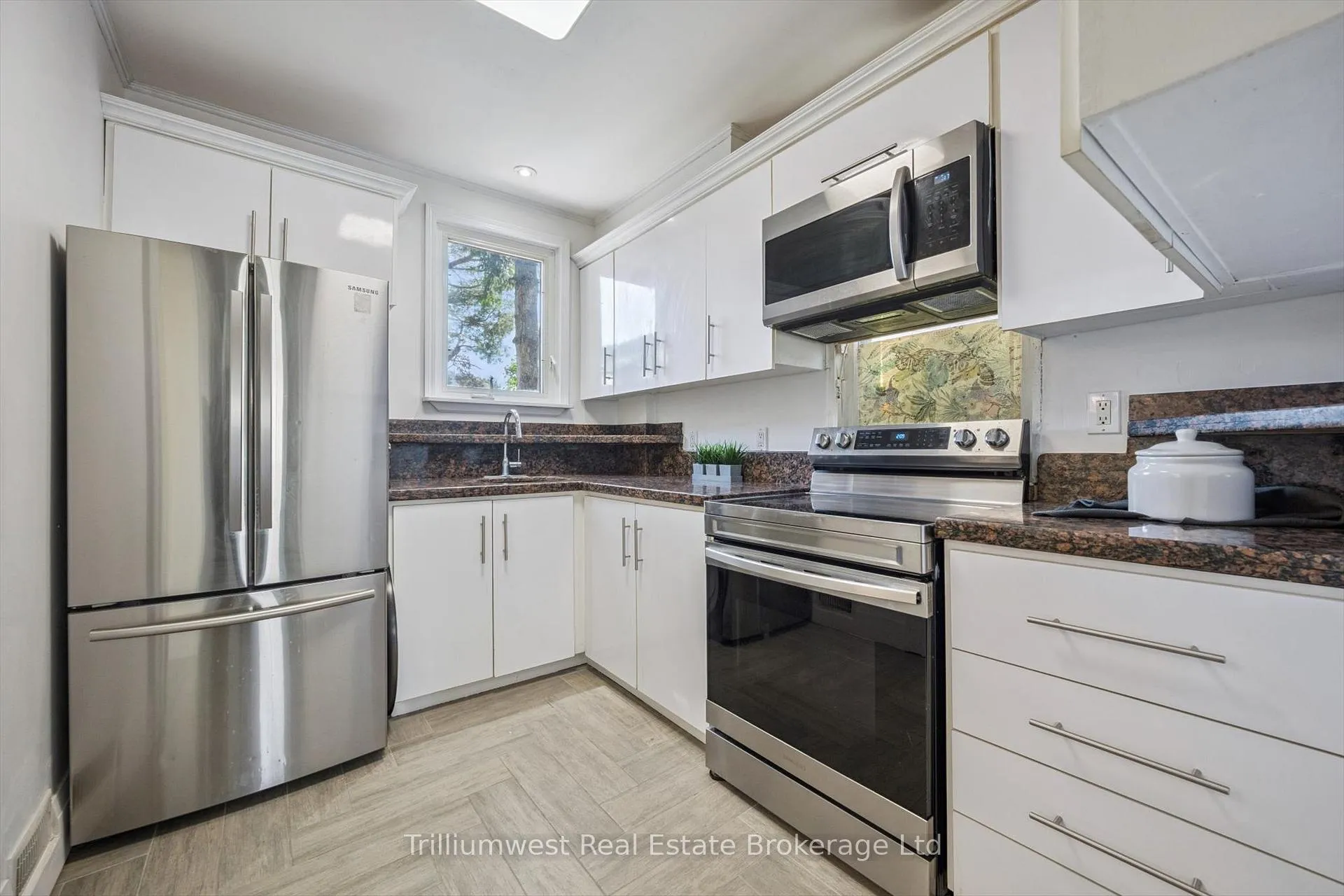 Photo 13 of 405 Wellington Street N, Kitchener, Mount Hope Huron Park — HOMEH