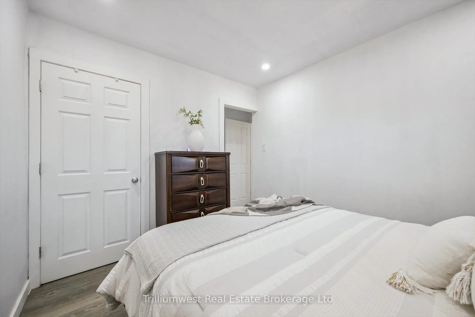 Photo 18 of 405 Wellington Street N, Kitchener, Mount Hope Huron Park — HOMEH