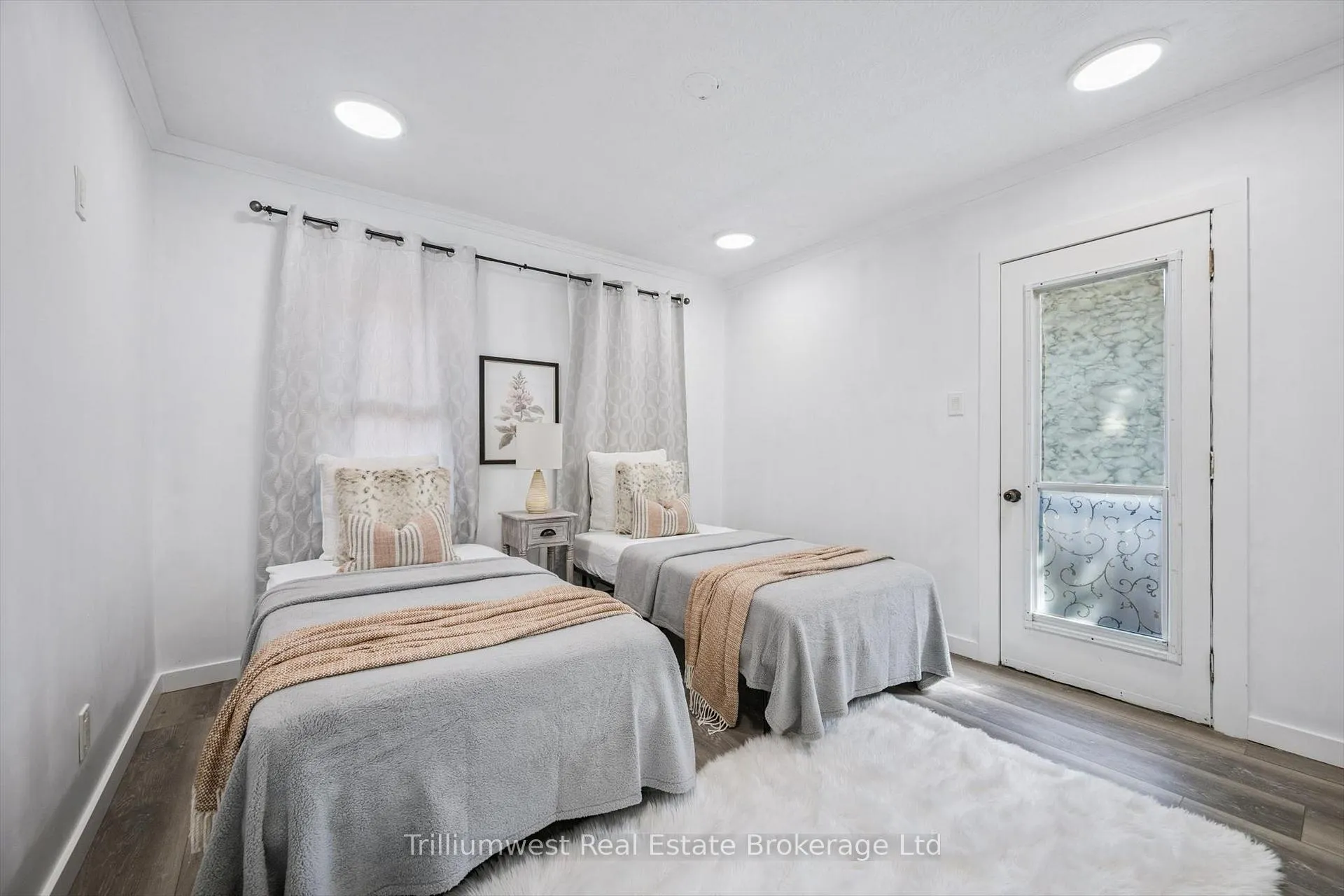 Photo 19 of 405 Wellington Street N, Kitchener, Mount Hope Huron Park — HOMEH