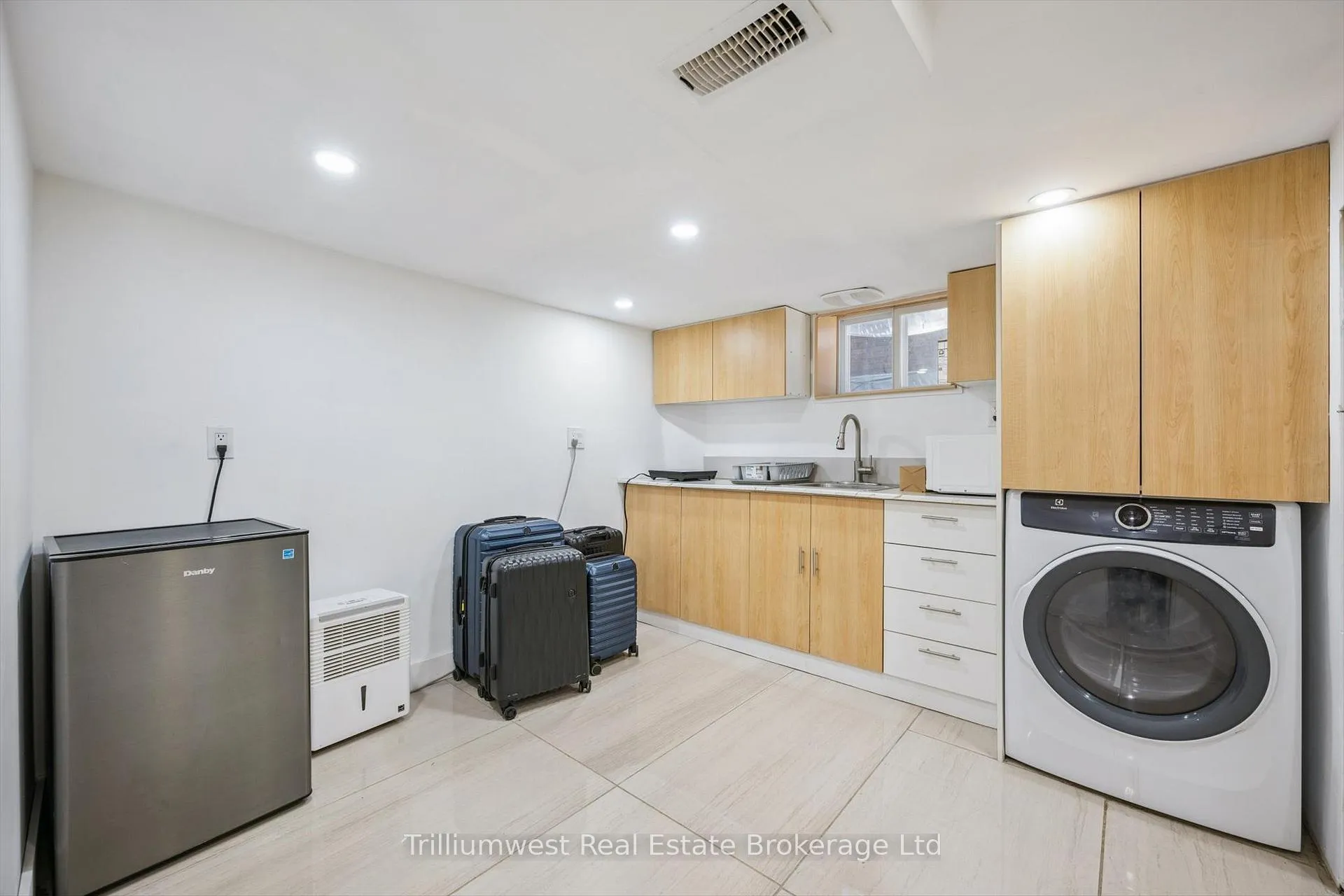 Photo 25 of 405 Wellington Street N, Kitchener, Mount Hope Huron Park — HOMEH