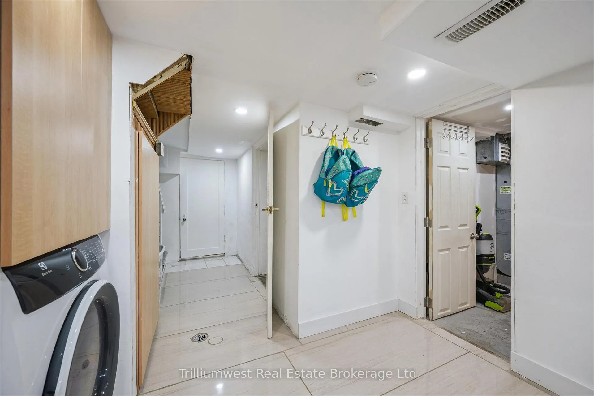 Photo 27 of 405 Wellington Street N, Kitchener, Mount Hope Huron Park — HOMEH