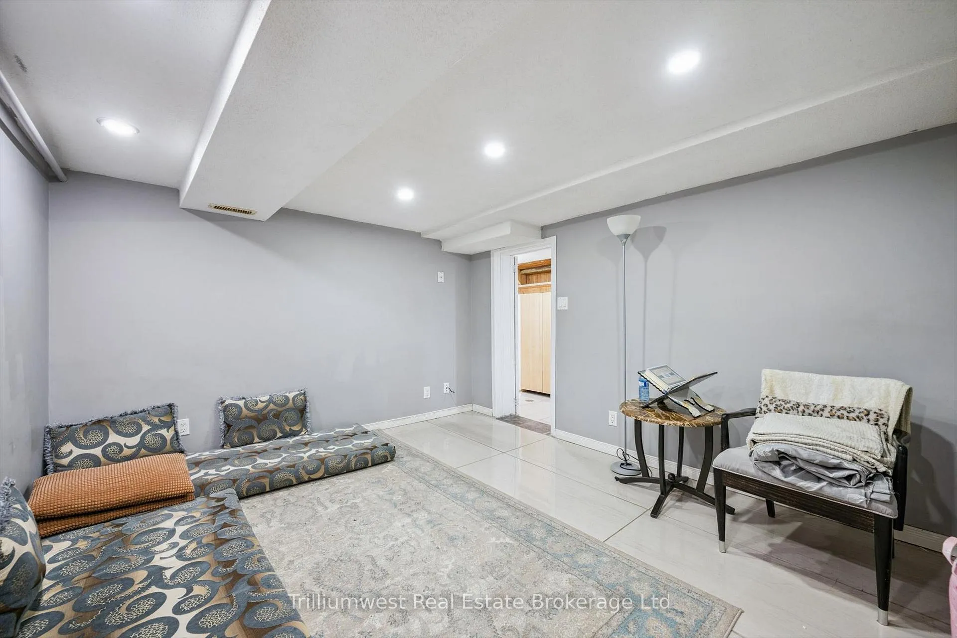 Photo 29 of 405 Wellington Street N, Kitchener, Mount Hope Huron Park — HOMEH