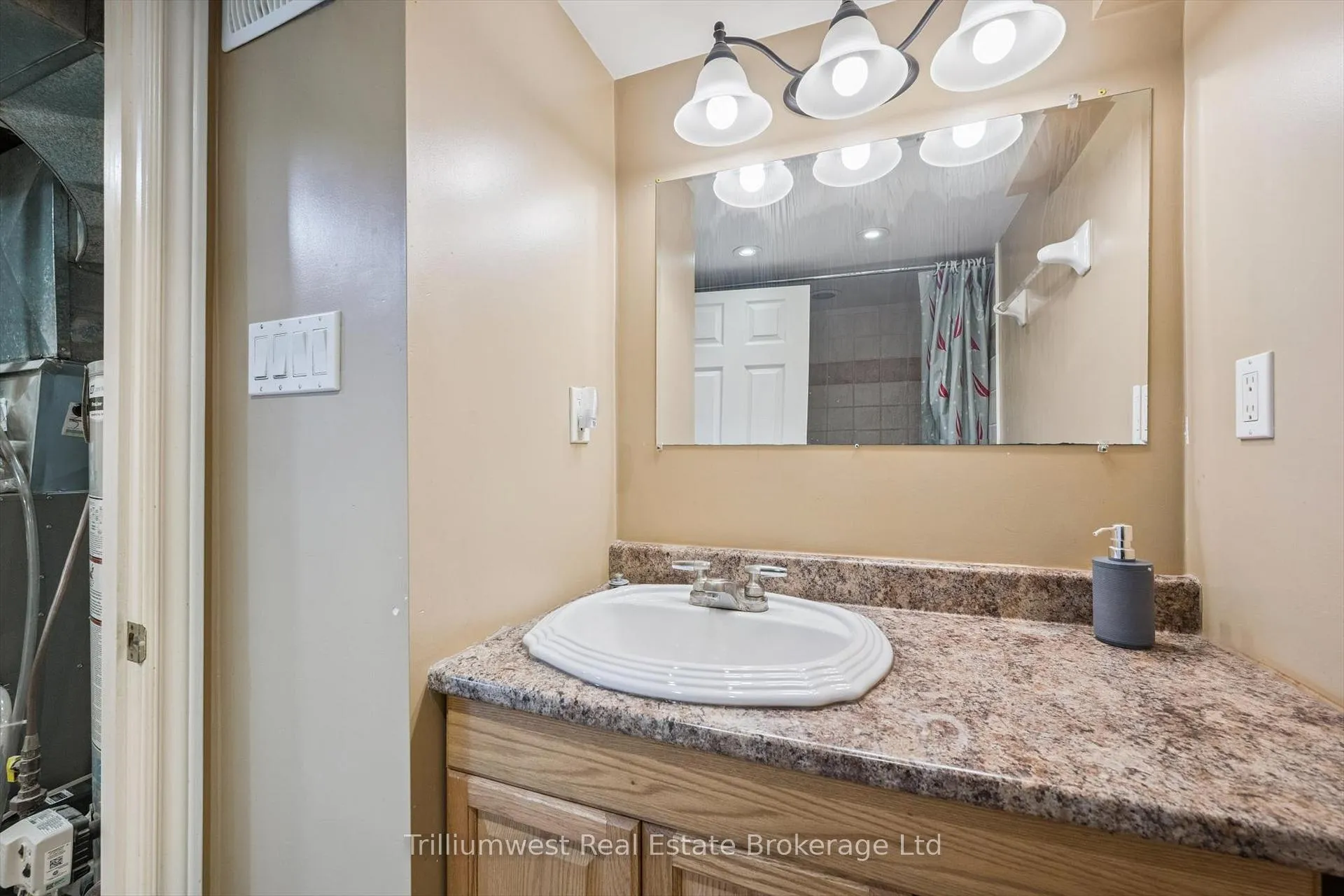 Photo 30 of 405 Wellington Street N, Kitchener, Mount Hope Huron Park — HOMEH
