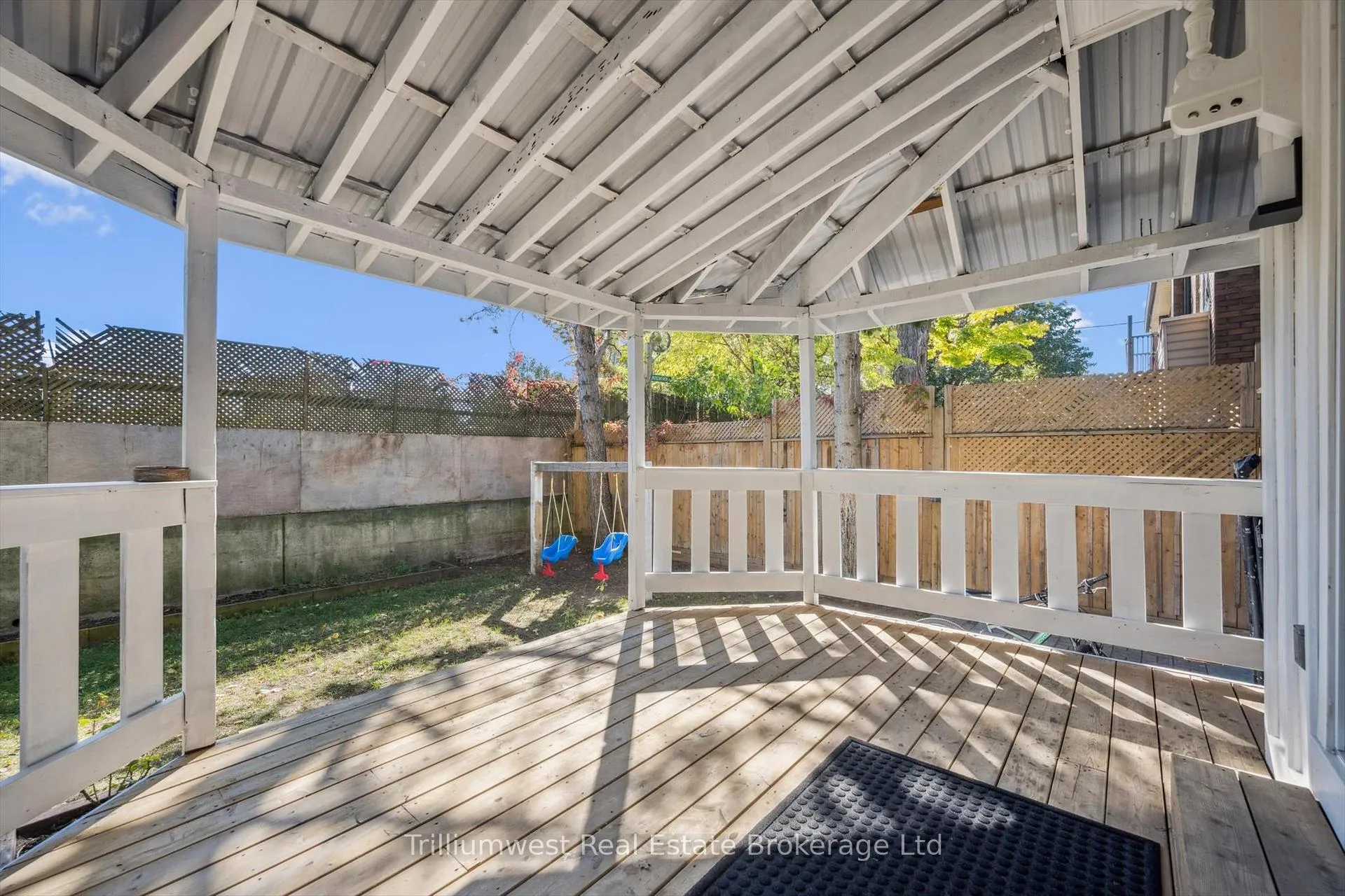 Photo 31 of 405 Wellington Street N, Kitchener, Mount Hope Huron Park — HOMEH