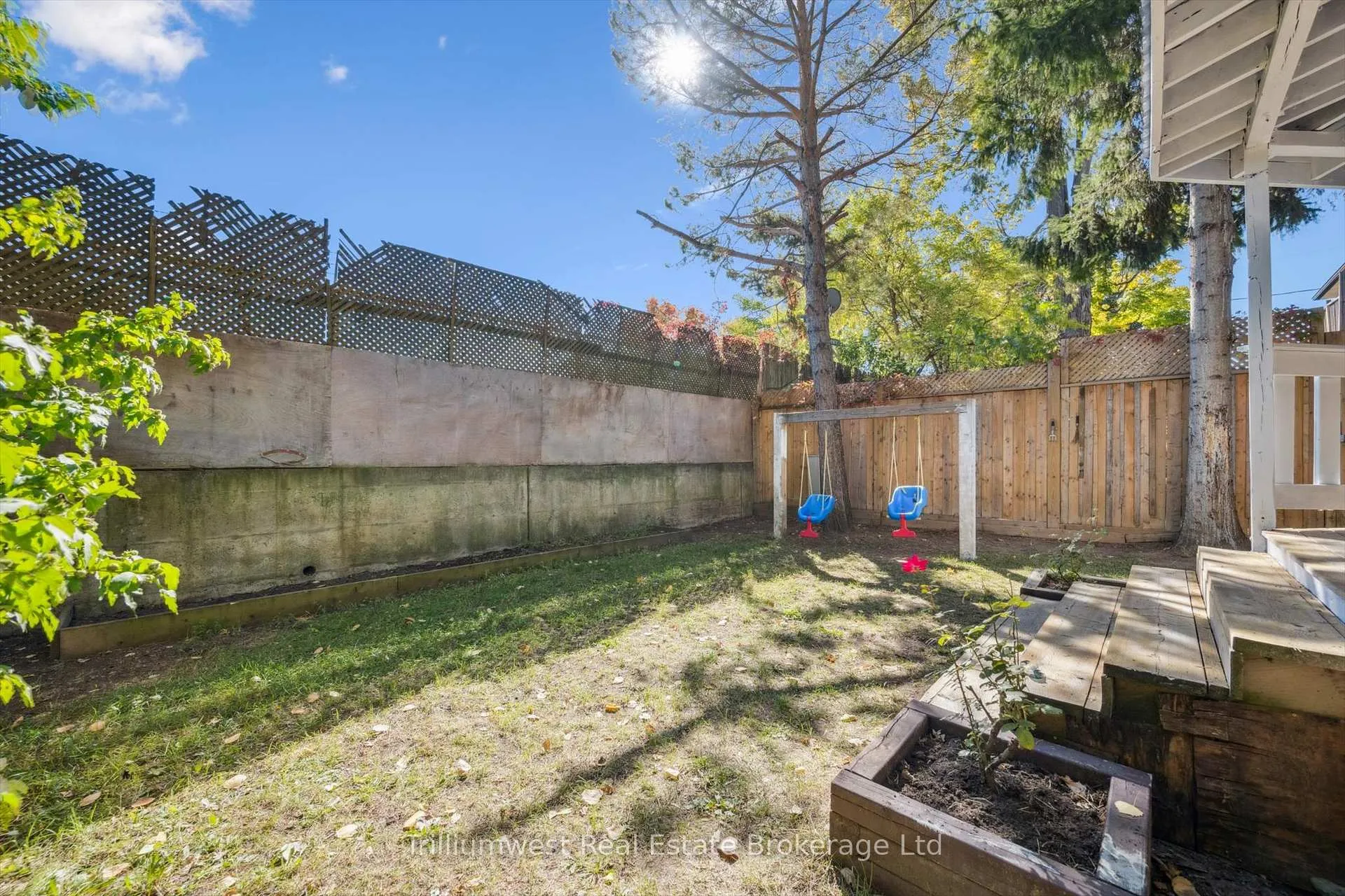Photo 33 of 405 Wellington Street N, Kitchener, Mount Hope Huron Park — HOMEH