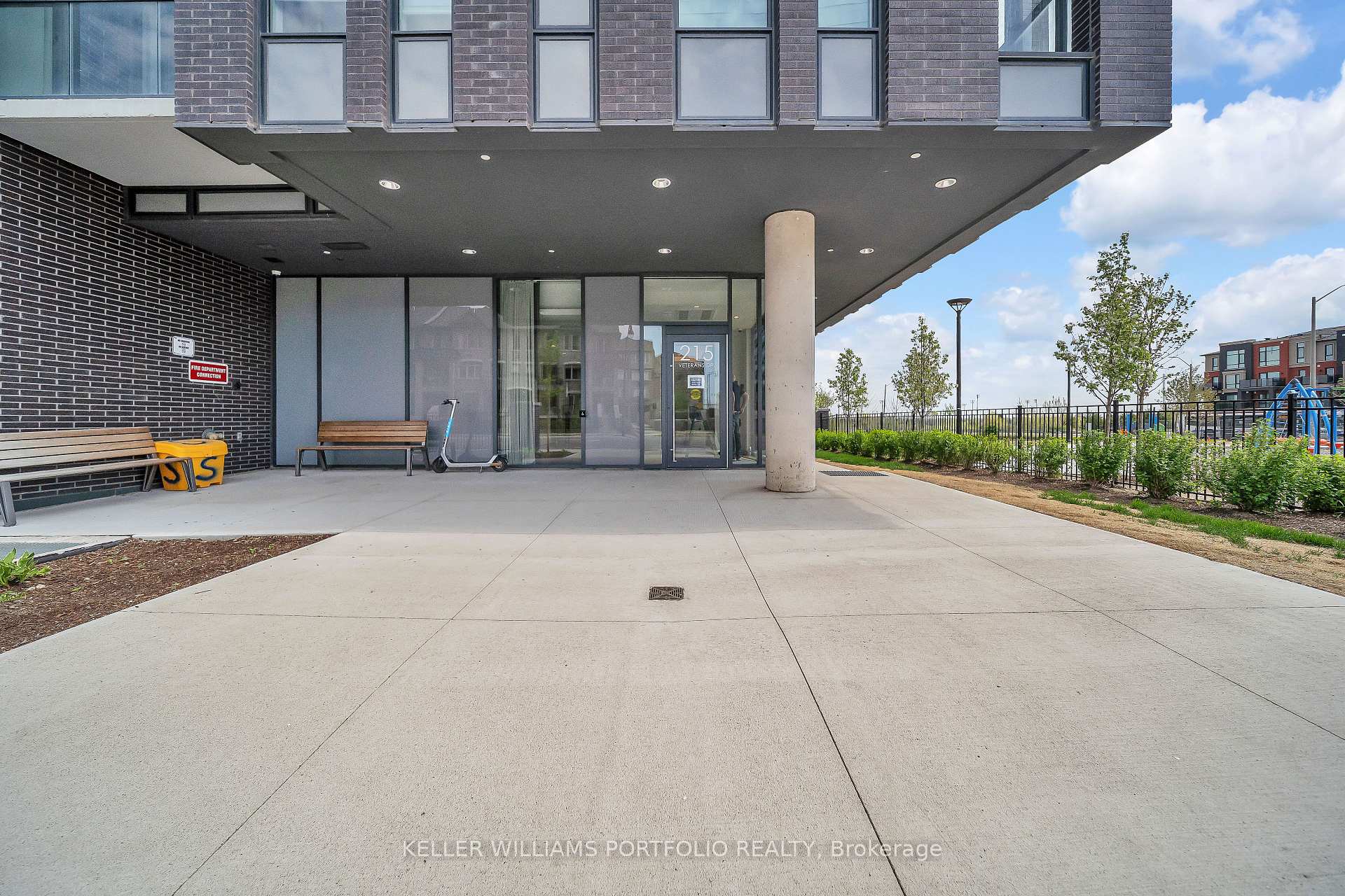 Photo 5 of Unit 304, 215 Veterans Drive, Brampton, Brampton West — HOMEH