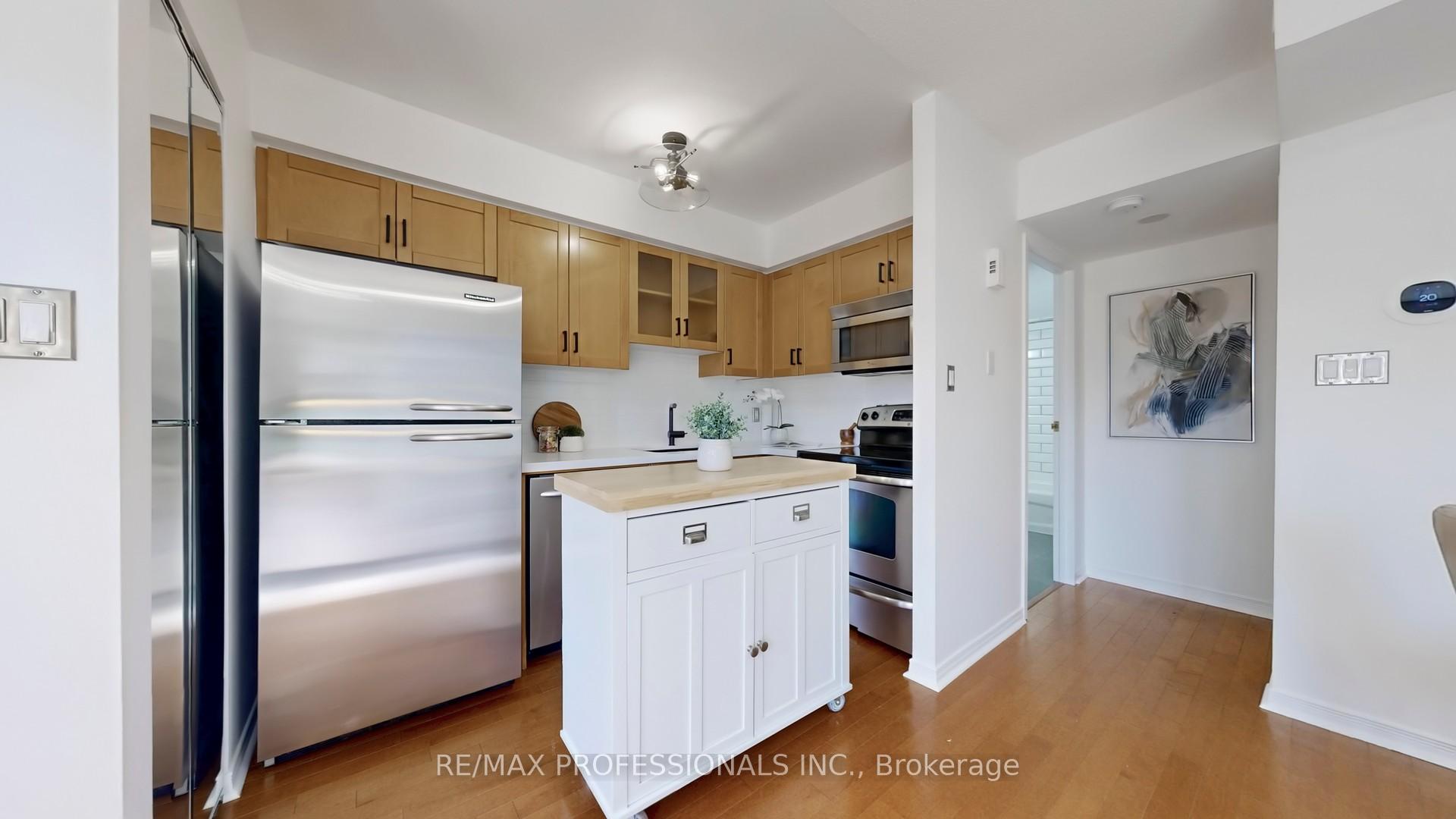 Photo 10 of Unit 302, 30 Western Battery Road, Toronto, Niagara — HOMEH