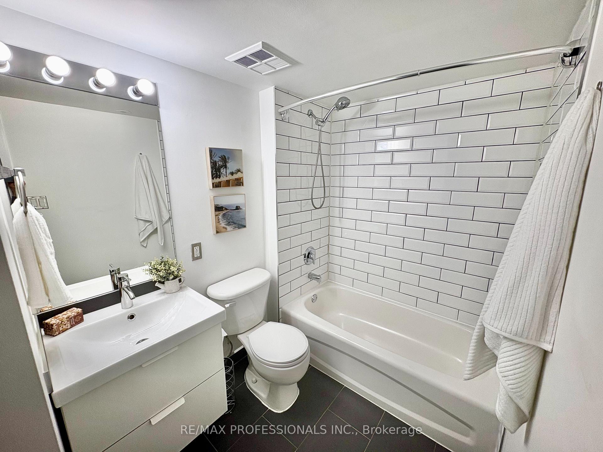 Photo 32 of Unit 302, 30 Western Battery Road, Toronto, Niagara — HOMEH
