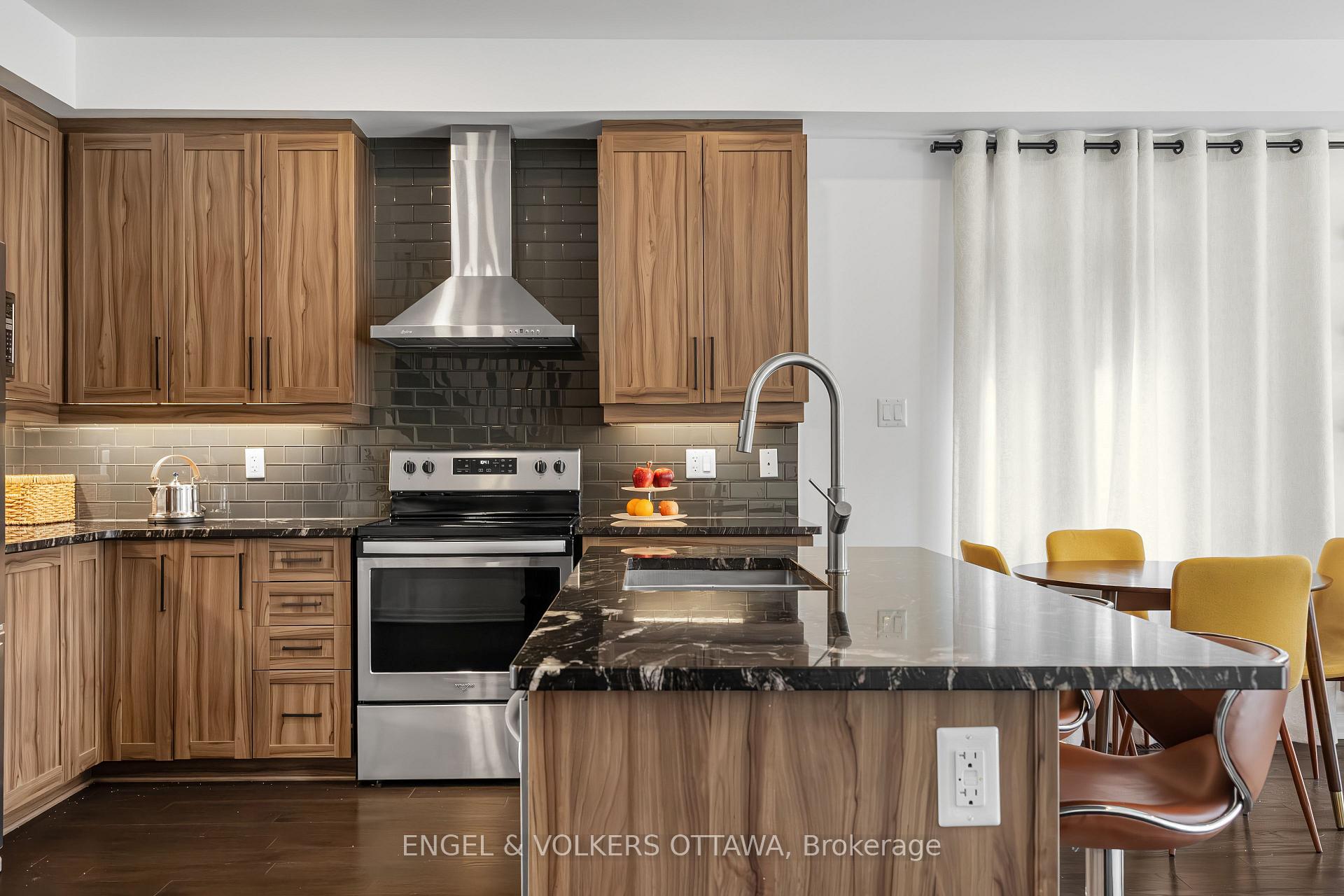 Photo 6 of 606 Mikinak Road, Ottawa, CFB Rockcliffe and Area — HOMEH