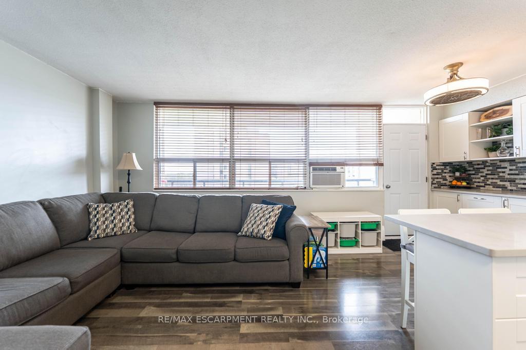Photo 3 of Unit 407, 15 Nicklaus Drive, Hamilton, Vincent — HOMEH