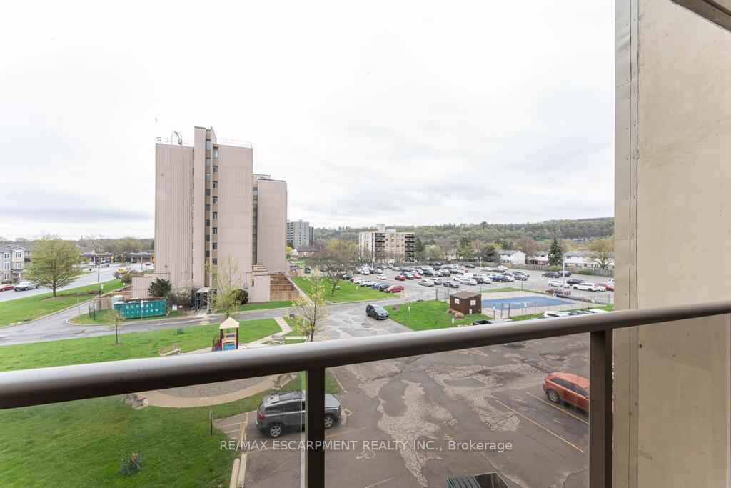Photo 5 of Unit 407, 15 Nicklaus Drive, Hamilton, Vincent — HOMEH