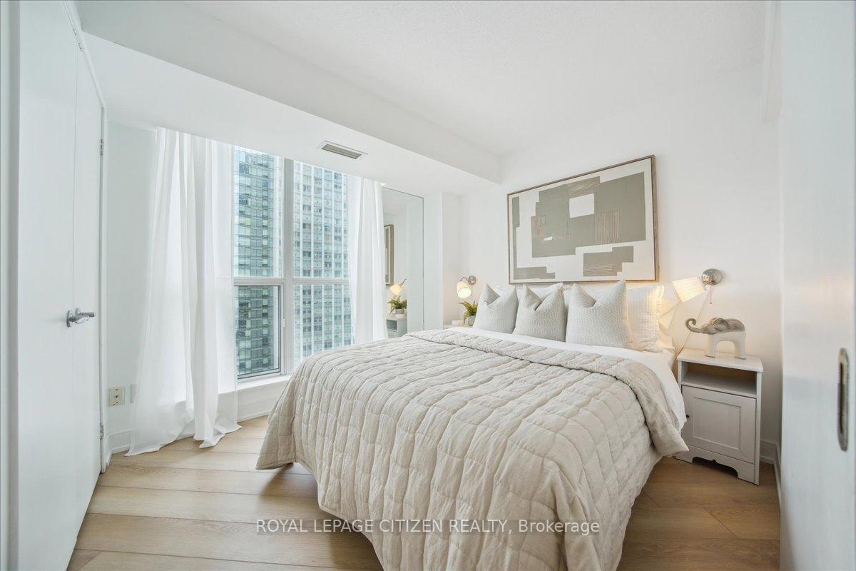 Photo 2 of Unit 1902, 208 Queens Quay W, Toronto, Waterfront Communities — HOMEH