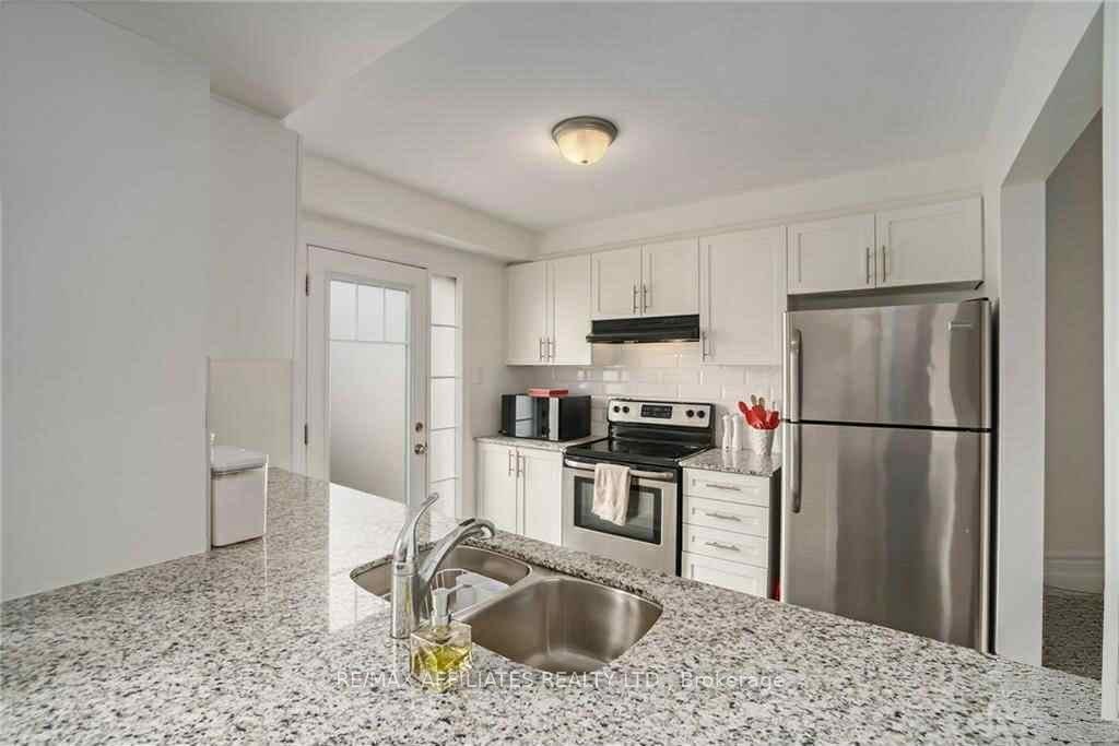 Photo 5 of 596 Foxlight Circle, Ottawa, Kanata - Emerald Meadows/Trailwest — HOMEH