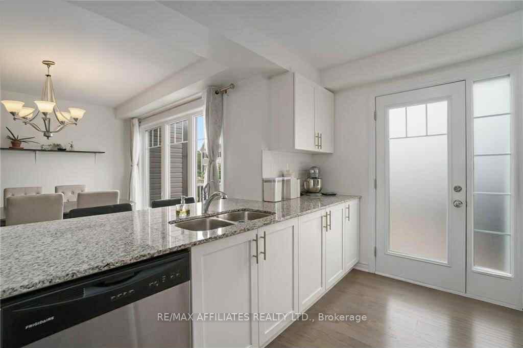 Photo 10 of 596 Foxlight Circle, Ottawa, Kanata - Emerald Meadows/Trailwest — HOMEH