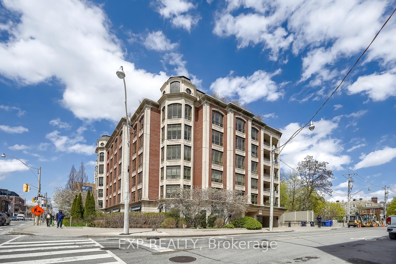 Front of Unit 502, 2 Roxborough Street E